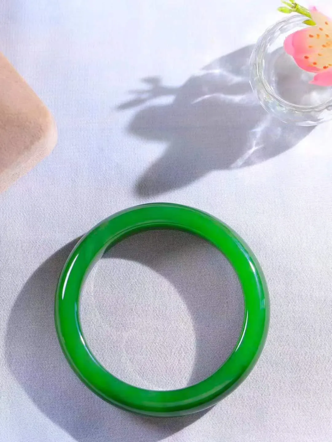 【悠悠芳华.镯】

收藏级臻品和田玉碧玉手镯 玉质温润 青葱岁月，尽收腕中，婉转流畅，凝岁月悠长。盈一眸恬淡，挽一抹绿意。重61克 内径55.5mm尺寸13.4-9.2mm 86801155A