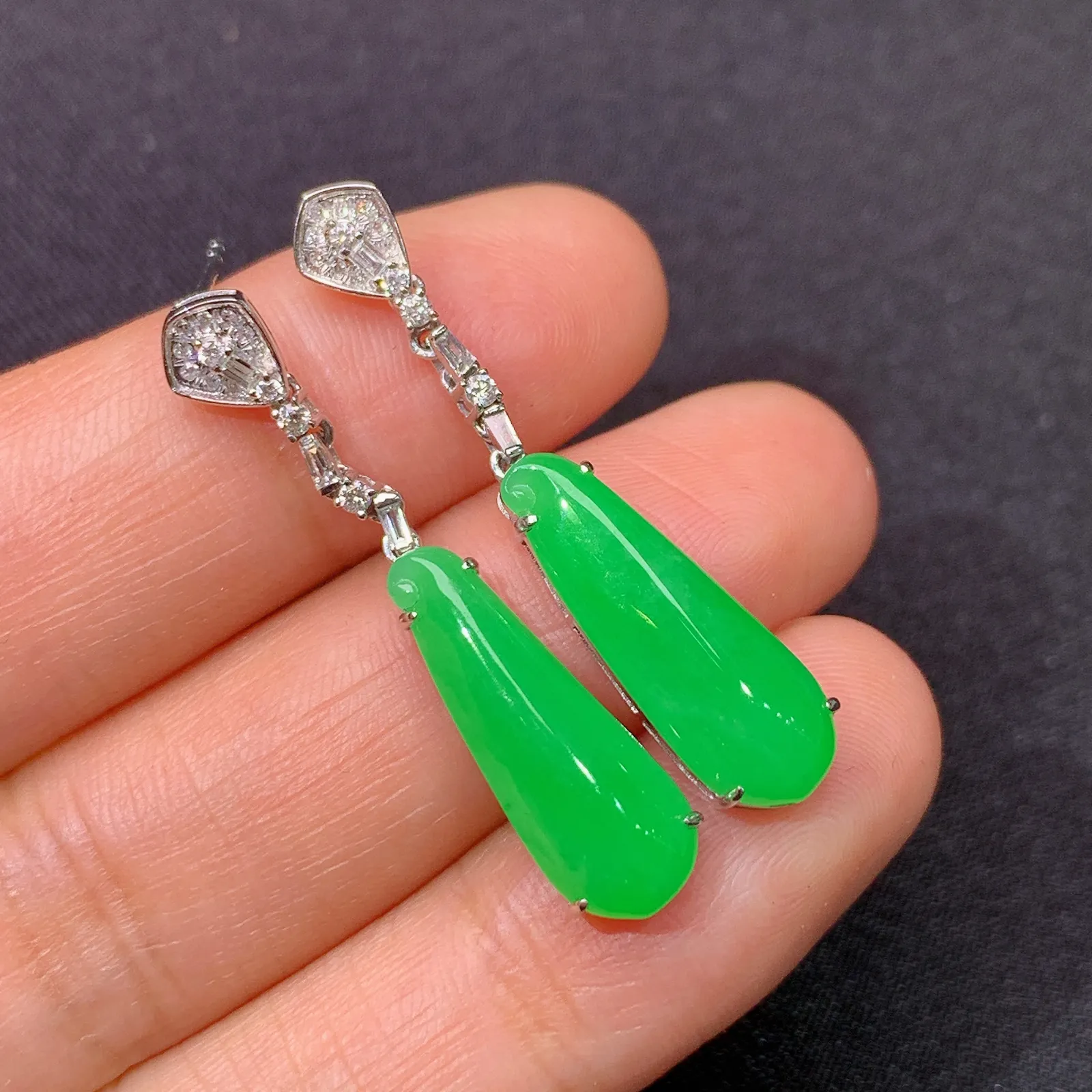 阳绿福瓜耳坠，18k金镶嵌，简约时尚，冰润色阳，种水足 尺寸18.4*6.7*3.3