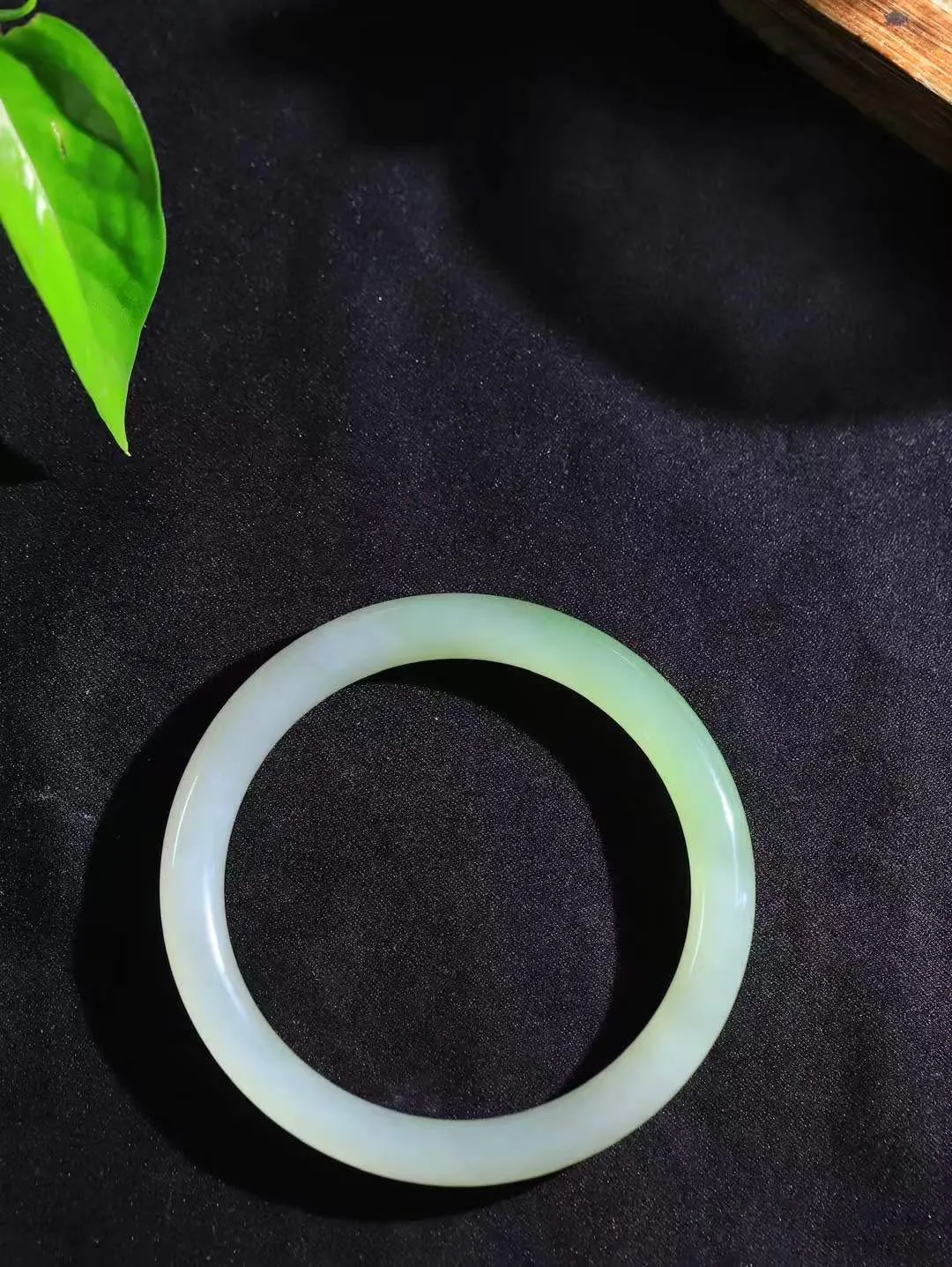 【玉佳人·手镯】

精品️和田玉翠青圆条手镯 ，玉质细腻油润，做工细致精美，端庄素雅，亭亭玉立，芊芊素手。芊芊素手，怎能忘镯？秀美圆条，更显婀娜。内径57mm 尺寸8-8mm重31.8克 69801884A