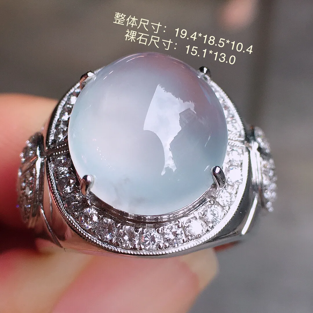 冰种蛋面戒指，玉质细腻，荧光感超
强，饱满圆润，气质满满。18k
金豪华镶嵌