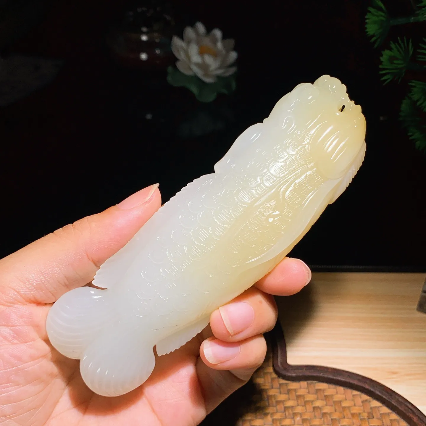 新疆且末糖年年有余摆件。尺寸127.2/38.7/24重196.1克。玉质细腻油润。手推出油。品相大气。 lt250818