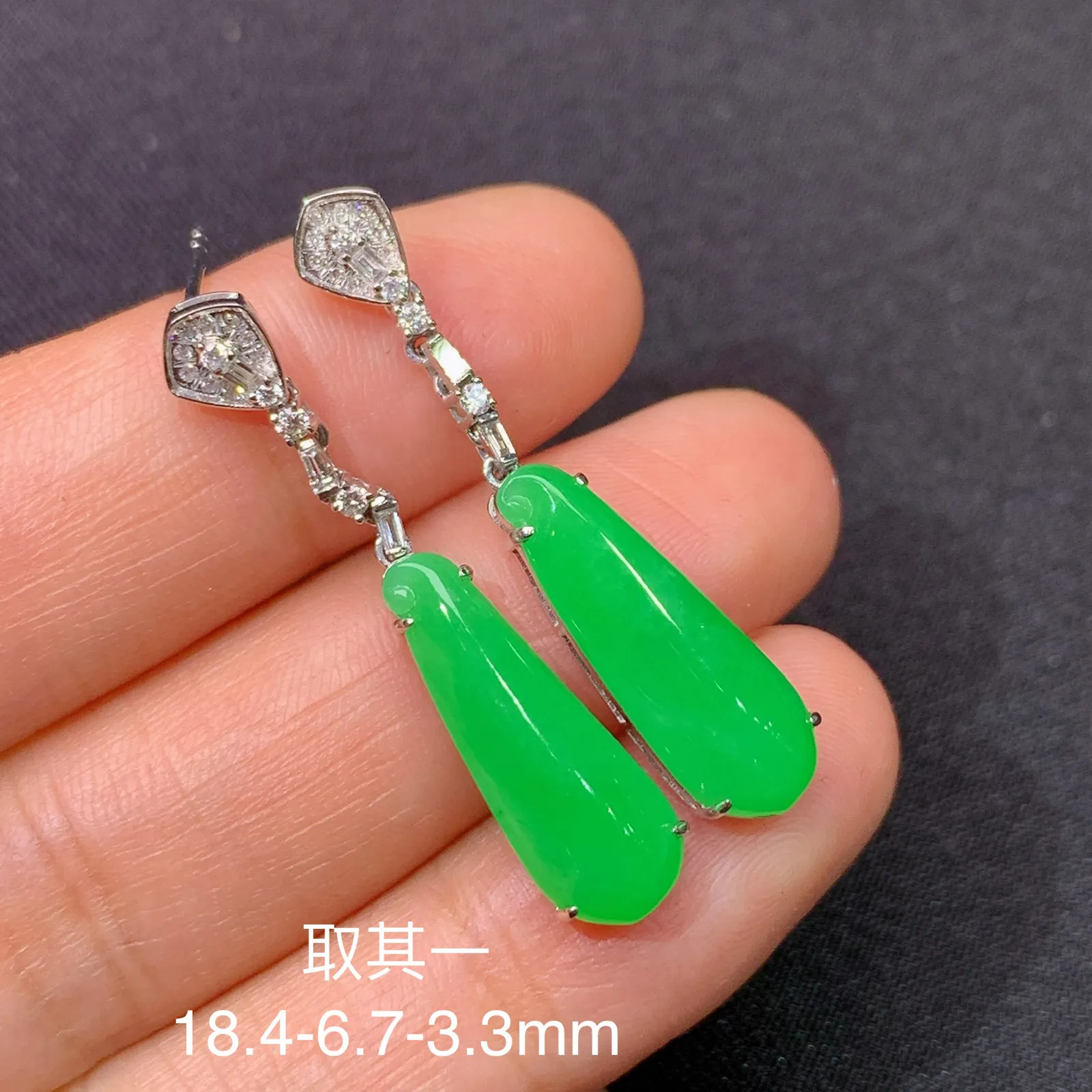 阳绿福瓜耳坠，18k金镶嵌，简约时尚，冰润色阳，种水足 尺寸18.4*6.7*3.3
