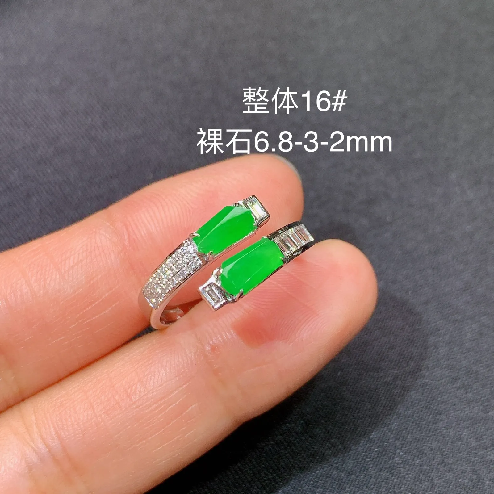 冰阳绿马鞍戒指 18k金镶嵌，款式新颖，冰润色阳，种水足 圈口16 裸石6.8*3*2