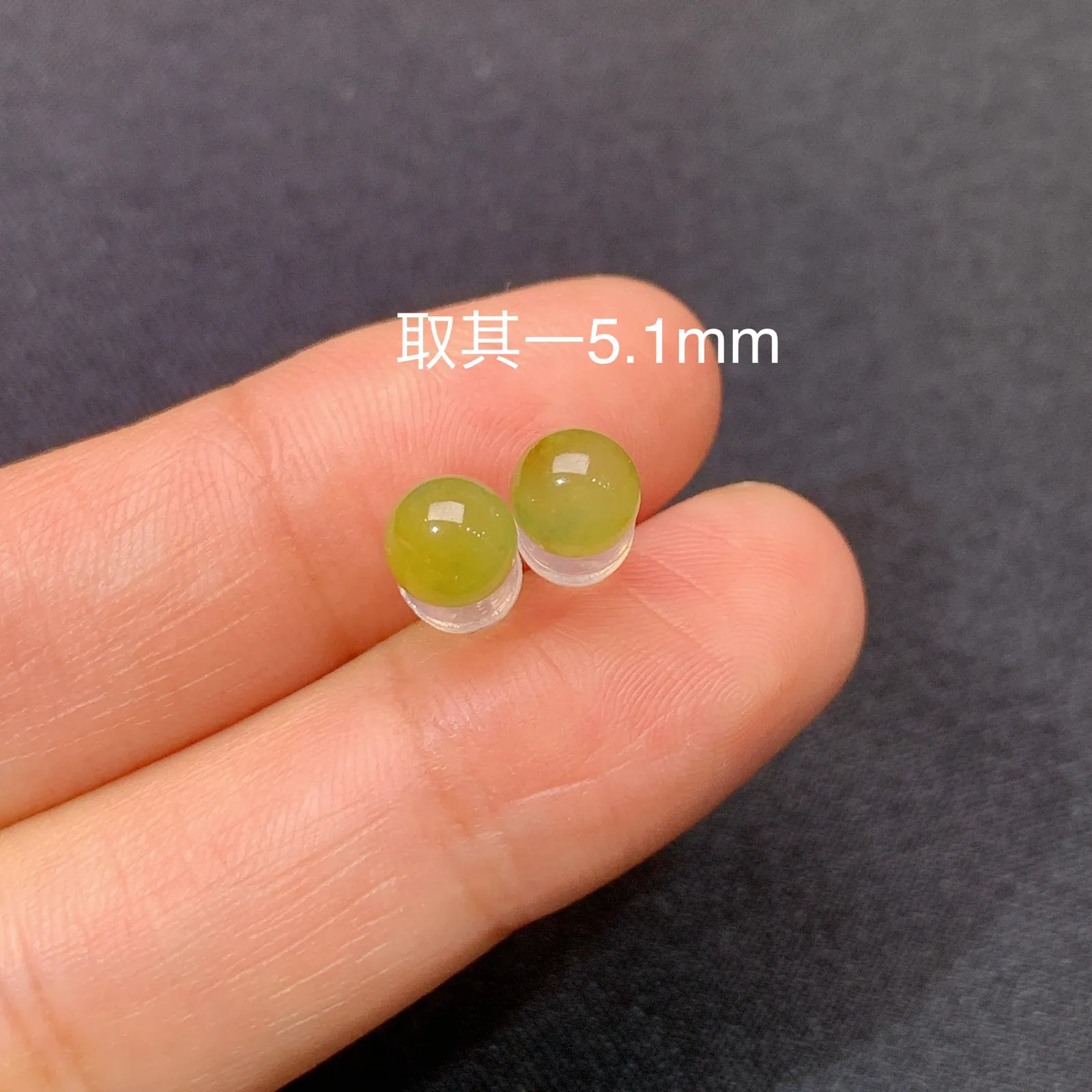 冰黄翡圆珠耳钉，18k金镶嵌，色泽鲜艳靓丽，水色超佳 直径5.1
