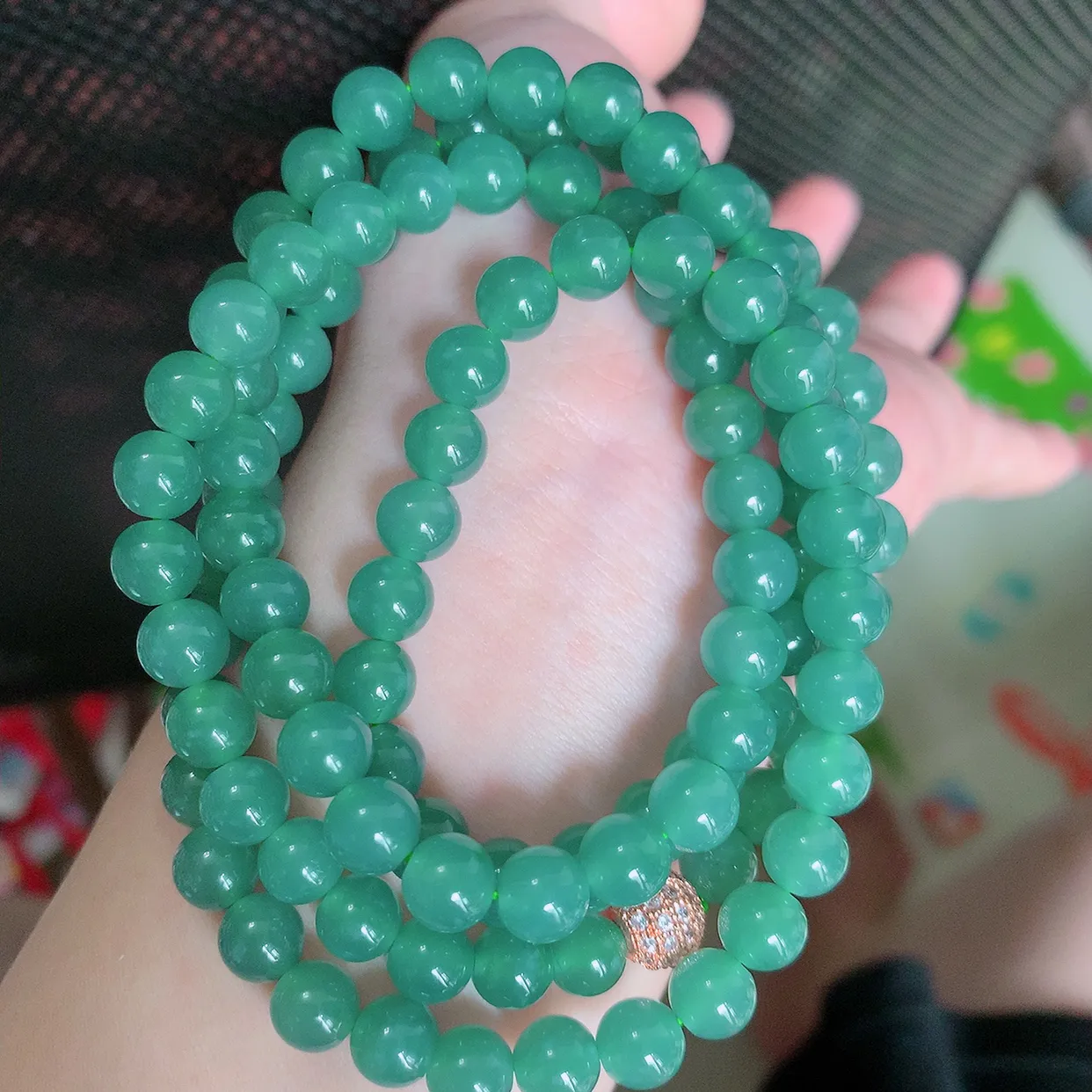 自然光实拍，冰种满色圆珠翡翠项链，天然翡翠A货，玉质细腻  冰清玉润  颜色漂亮  #001.1取一尺寸7mm