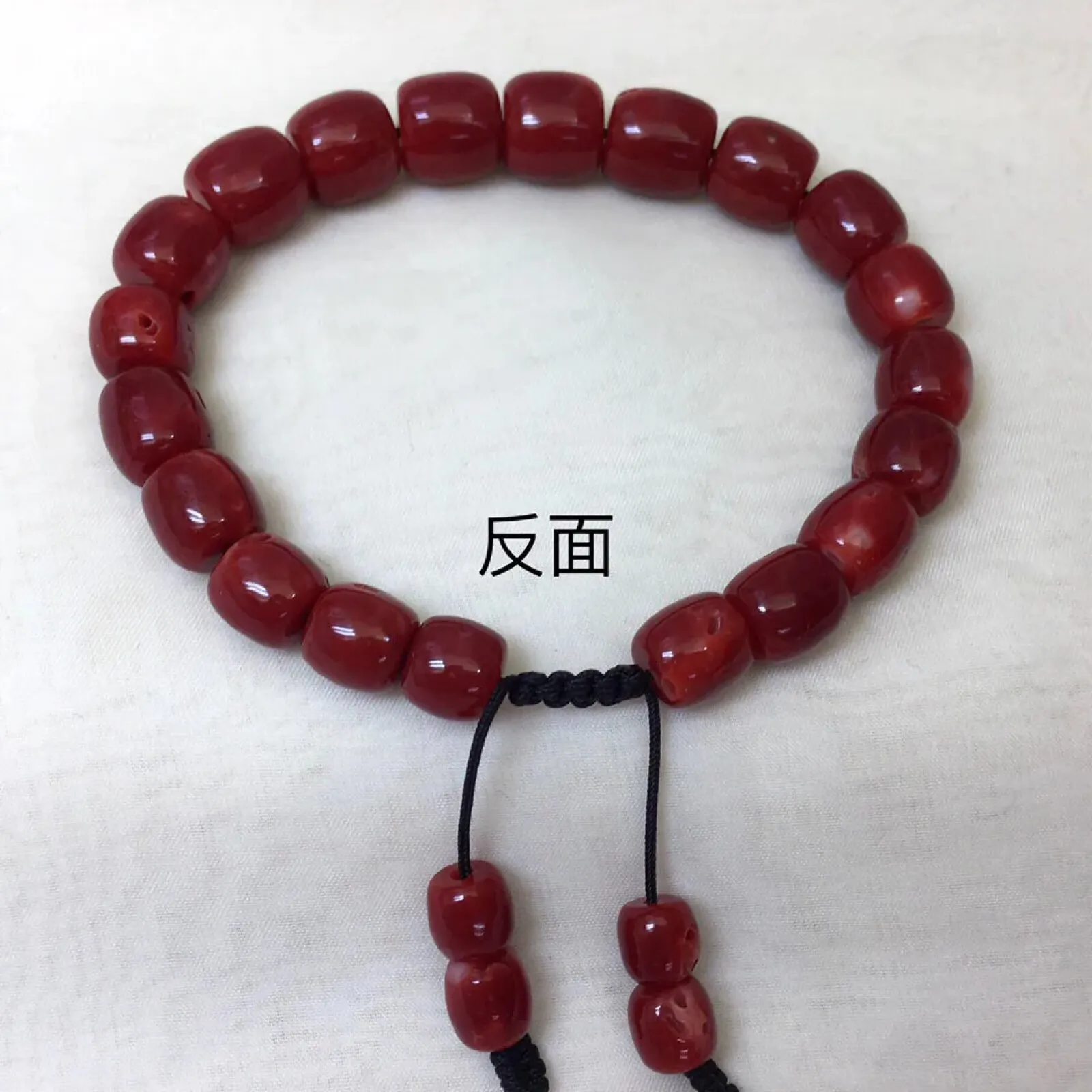 【天然日本阿卡牛血10mm红珊瑚桶珠单手链】珍藏传承佛教珍品，日本产地，阿卡材料，色浓型美！天然无添加无优化，直径10-8mm左右，重量26.05克，光泽柔润透亮，桶珠有标志性白芯眼。珊瑚本为佛教珍宝，来自深海千年生长，是有机宝石。