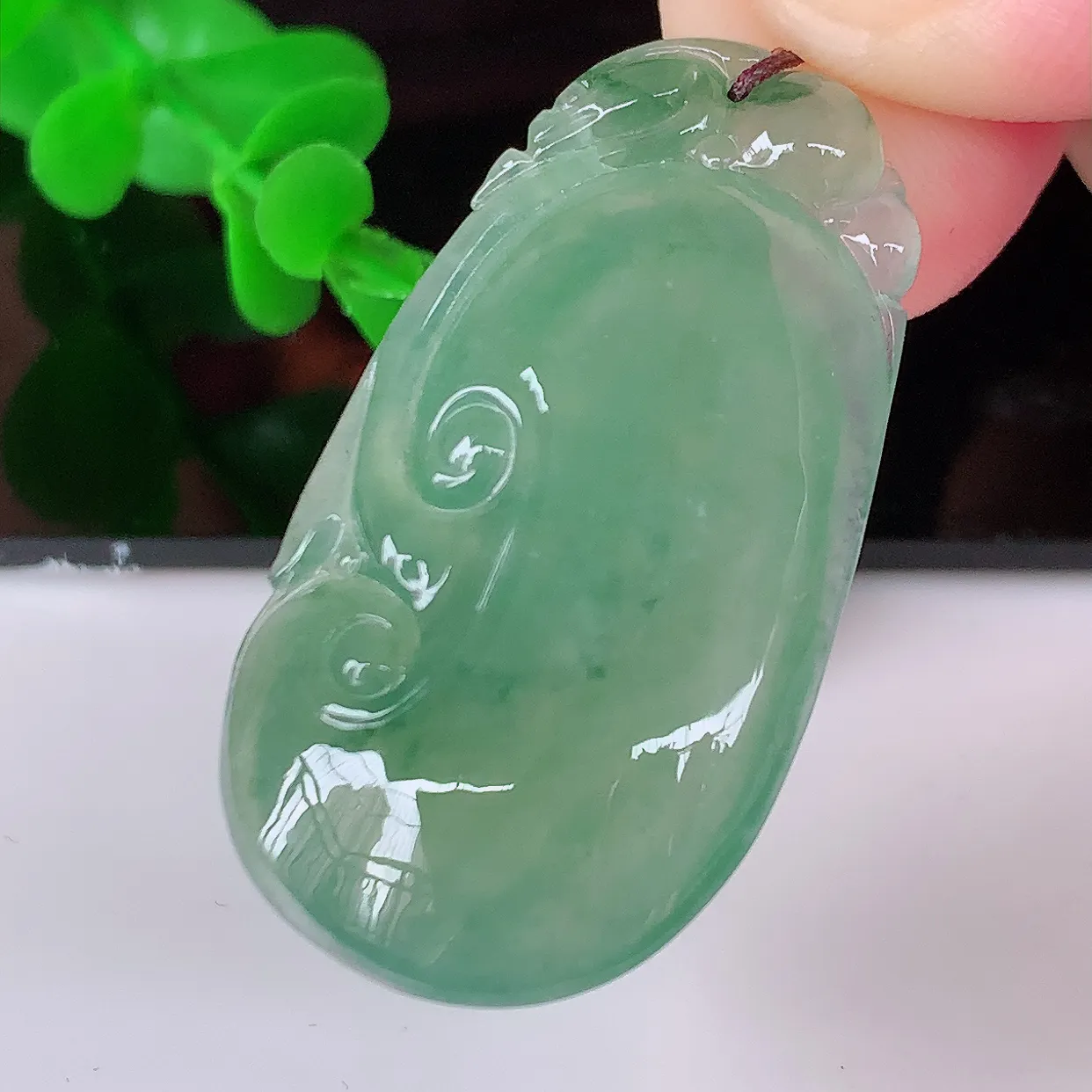 自然光实拍，冰种满绿飘花翡翠佛公吊坠，笑口常开，佛公在心中，一生平安幸福，冰透，佛公翠色迷人，佩戴佳品！#01.19
