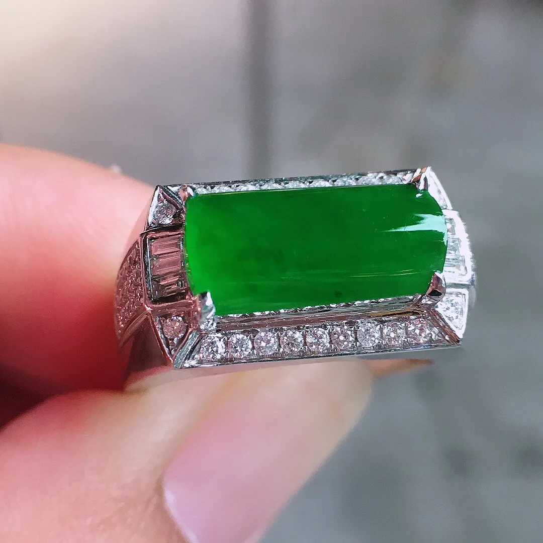 阳绿马鞍戒指，色泽均匀艳丽，玉质细腻，荧光感超
强，饱满圆润，气质满满。18k
金豪华镶嵌