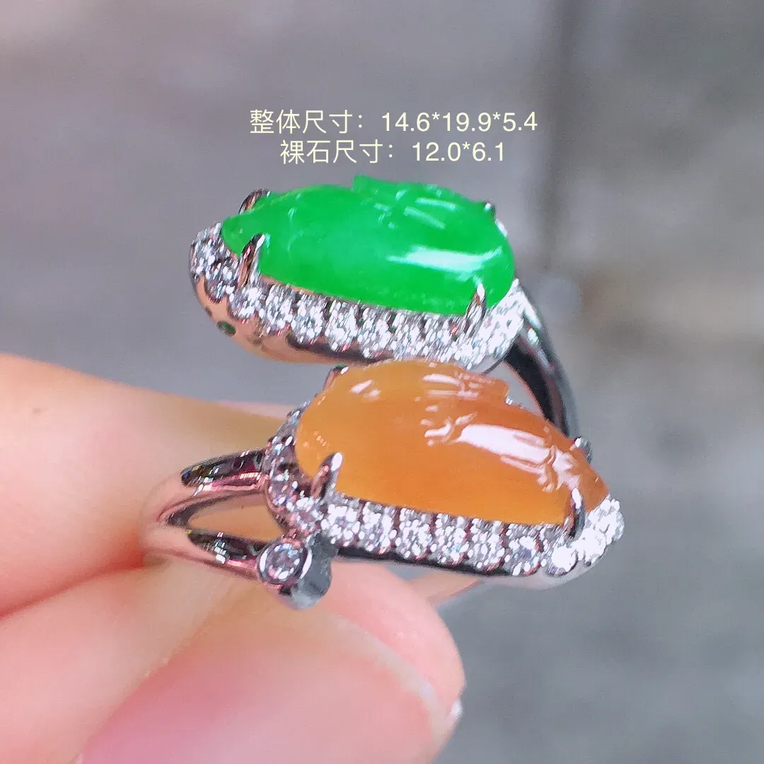 （黄+绿）二合一戒指，色泽均匀艳丽，玉质细腻，荧光感超
强，饱满圆润，气质满满。18k
金豪华镶嵌