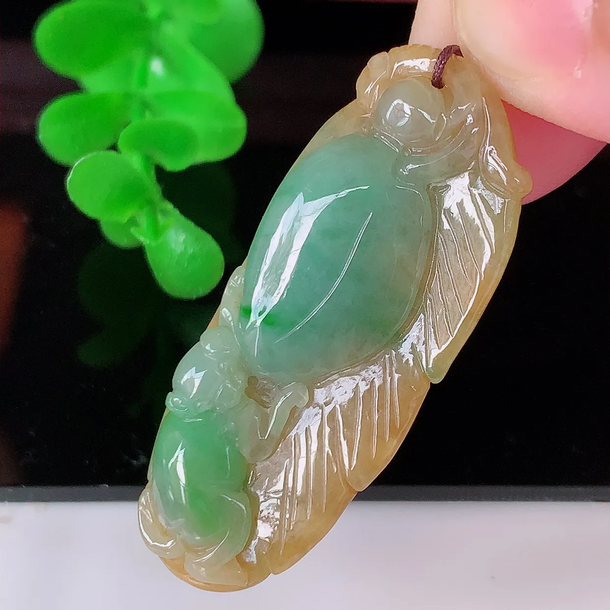 自然光实拍，冰润黄加绿翡翠生肖猴吊坠，种老水足，雕工精湛 ，寓意美好，佩戴时尚出众！#57.19