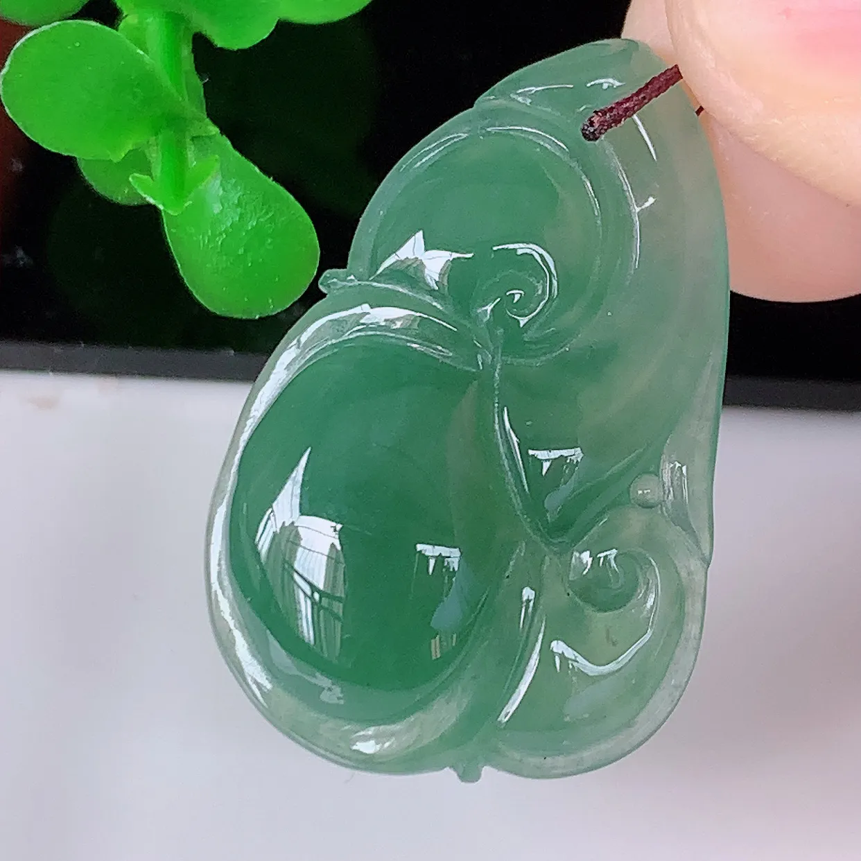 自然光实拍，冰种满色翡翠如意吊坠，翡翠如意，上身效果非常美，饱满大气，工艺美，万事如意，如意一生 #81.19