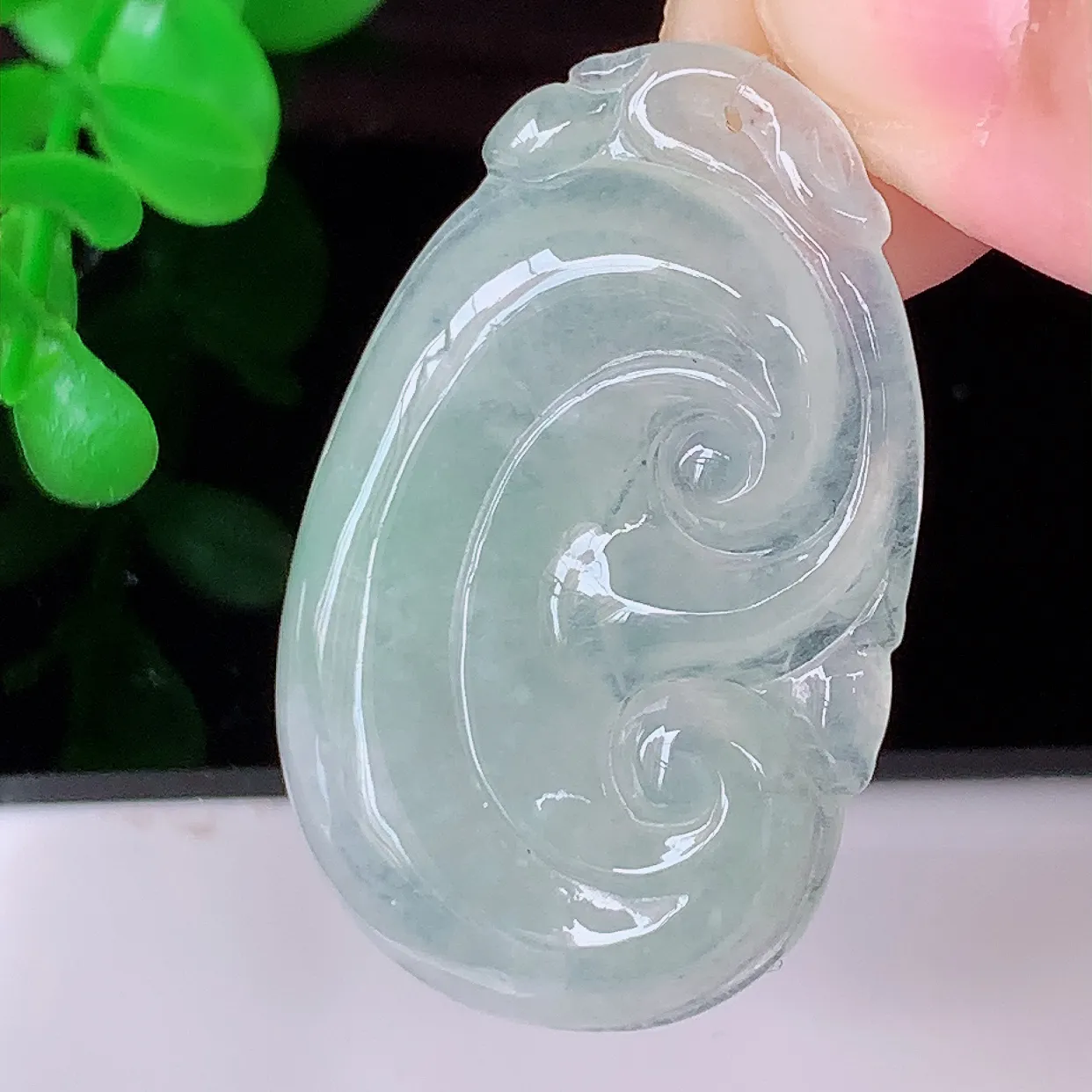 自然光实拍，冰种飘绿翡翠如意吊坠，翡翠如意，上身效果非常美，饱满大气，工艺美，万事如意，如意一生 #49.19