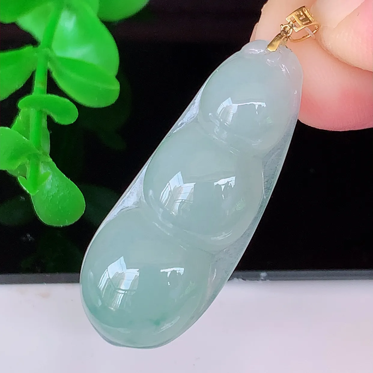 18K金镶嵌冰种飘花翡翠四季豆吊坠，平安豆福豆玉坠，冰润通透，豆粒饱满，寓意：豆蔻年华！#49.19