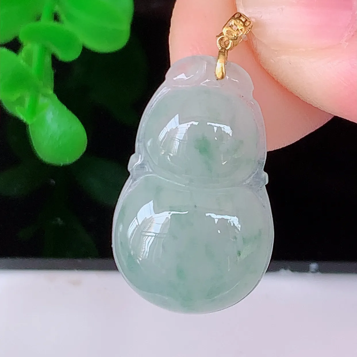 18K金镶嵌冰种飘花翡翠葫芦吊坠，葫芦寓意福禄双全，财源滚滚，佩戴效果优雅迷人！#49.19