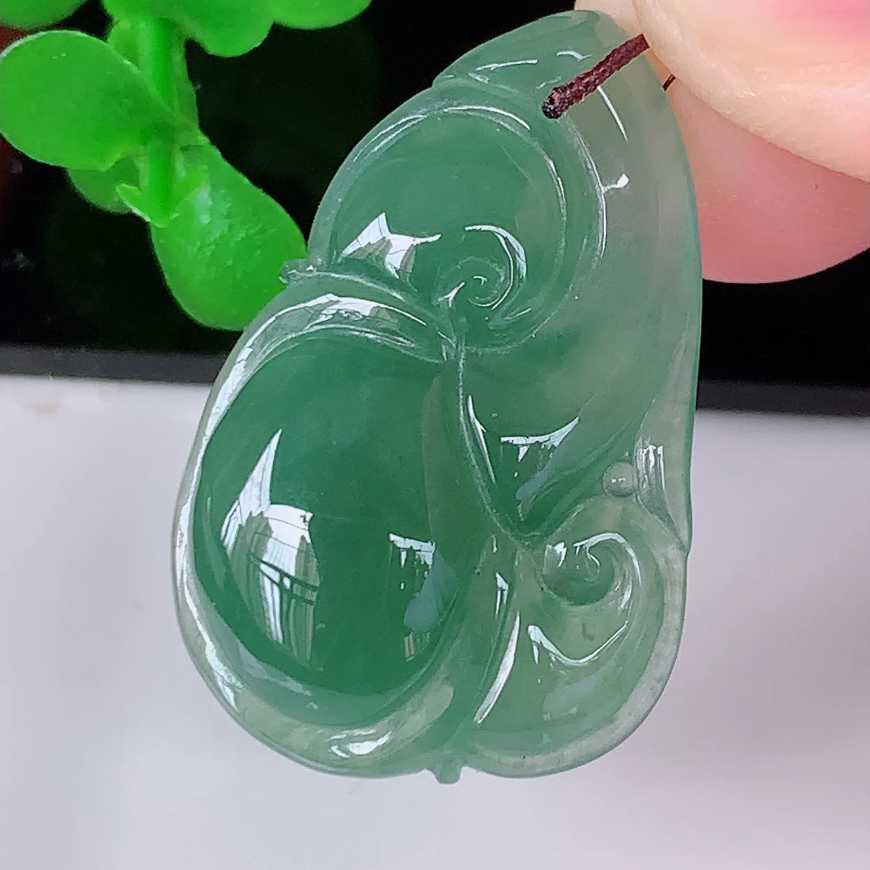 自然光实拍，冰种满色翡翠如意吊坠，翡翠如意，上身效果非常美，饱满大气，工艺美，万事如意，如意一生 #81.19