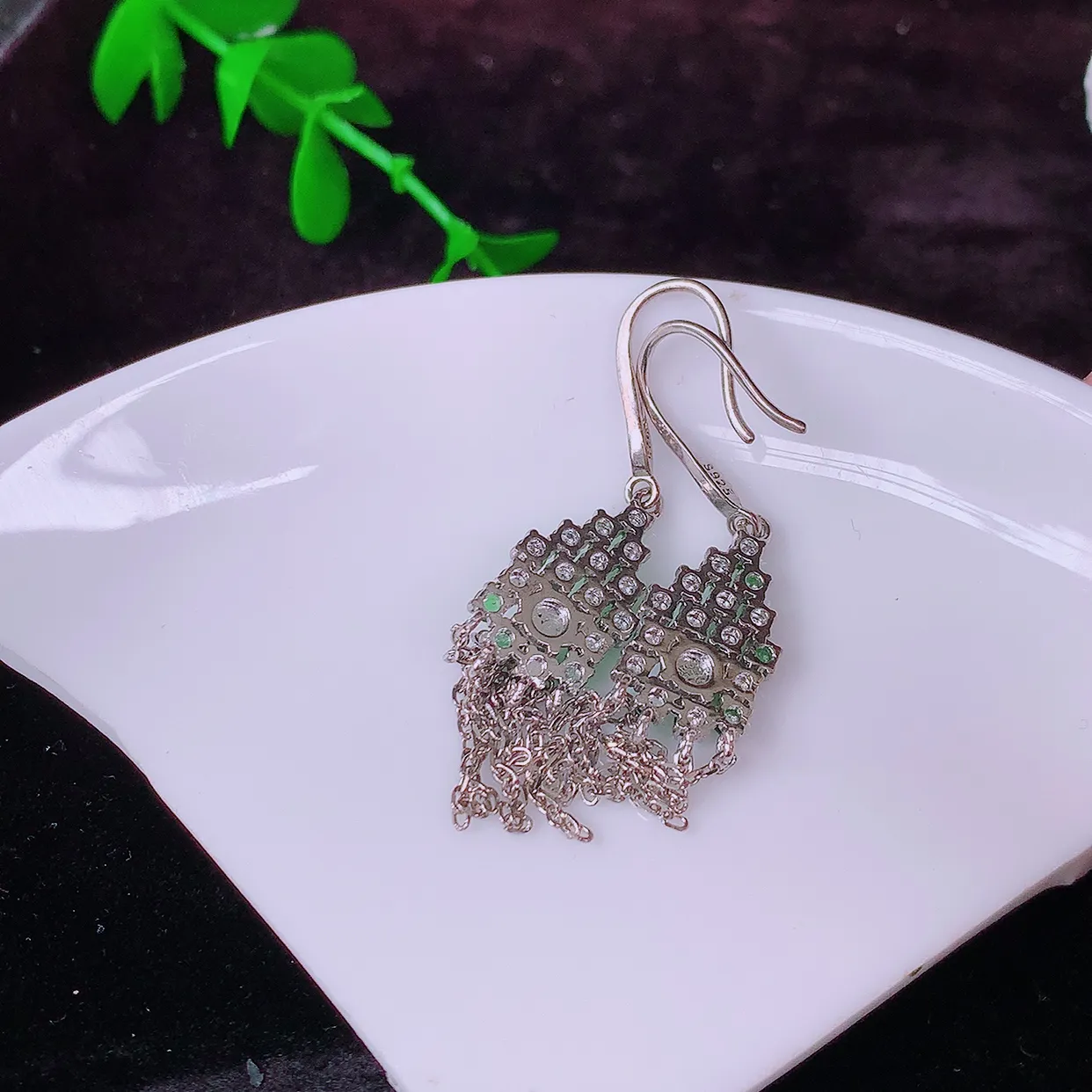 冰透满绿翡翠925银镶嵌耳坠，自然光实拍，翠色灵动，颜色漂亮，种老水足，品相佳，佩戴佳品！#98.19整体60*9.5*3裸石3*3