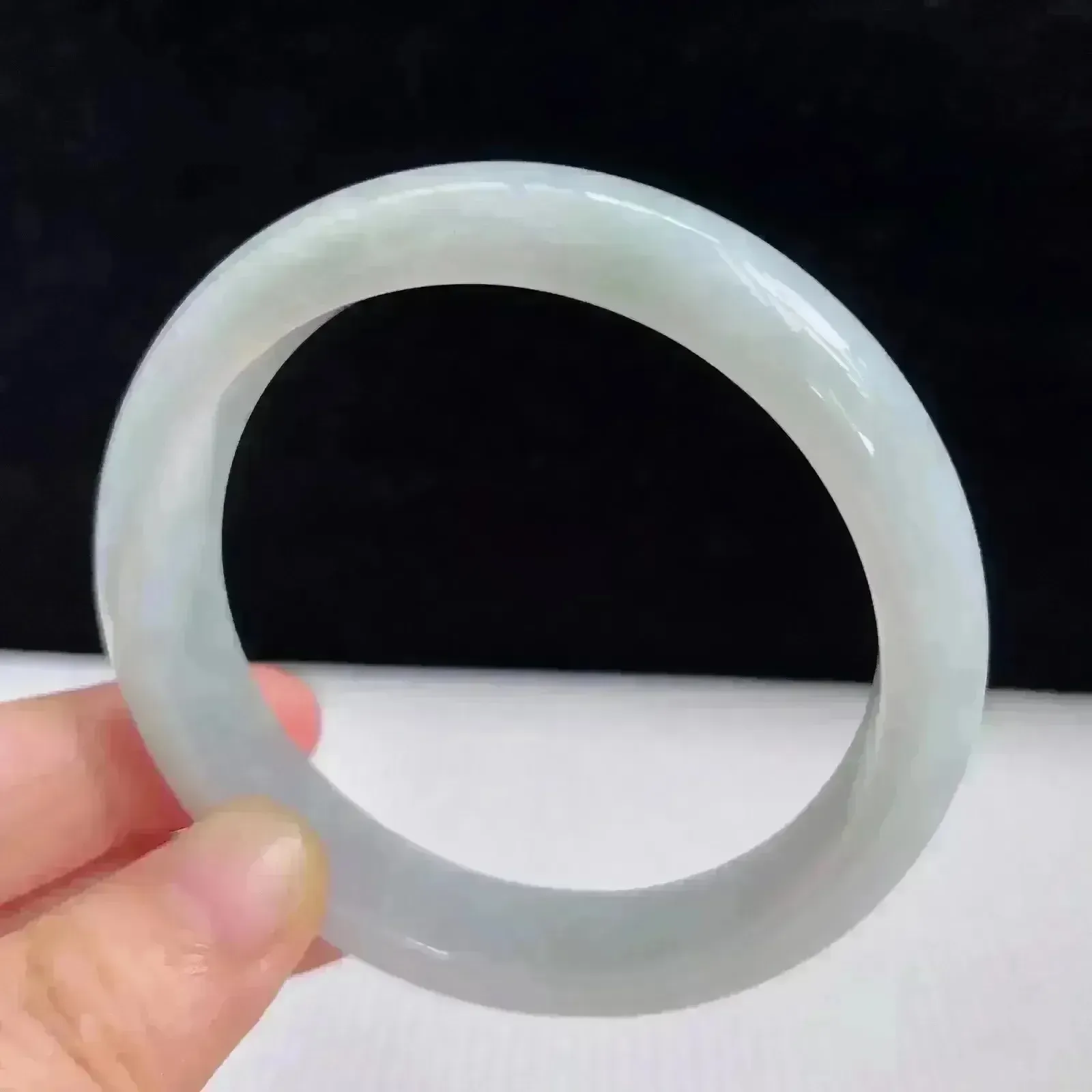 55mm自然光拍摄天然翡翠A货飘绿好种水正圈手镯 46.36克