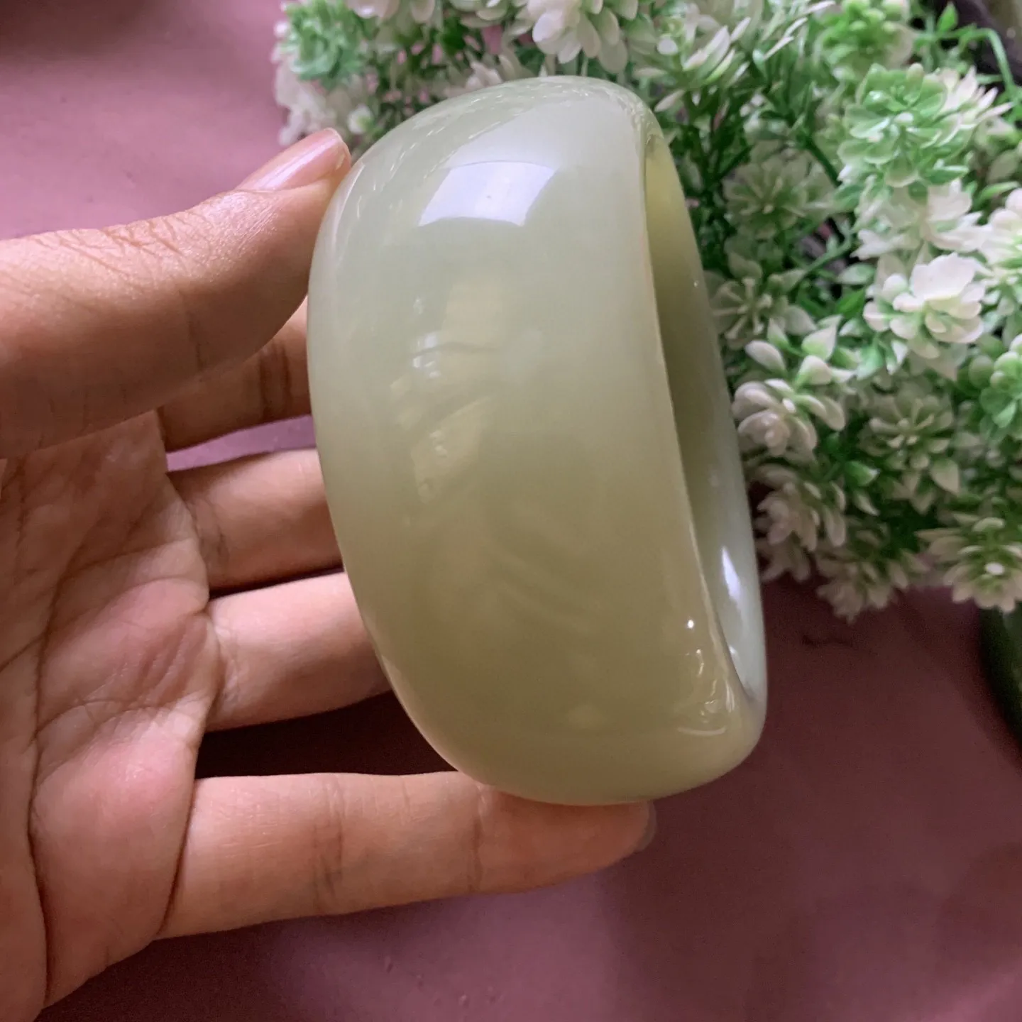 和田玉62圈口且末料宽版手镯！玉质细腻油润 底色纯净 无裂无杂 脂粉好，品质好，佩戴端庄典雅，低调含