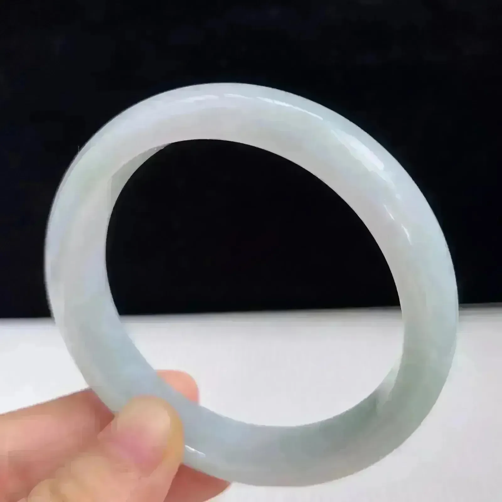 55mm自然光拍摄天然翡翠A货飘绿好种水正圈手镯 46.36克