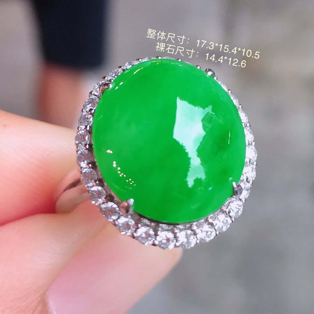 阳绿蛋面戒指，色泽均匀艳丽，玉质细腻，荧光感超
强，饱满圆润，气质满满。18k
金豪华镶嵌