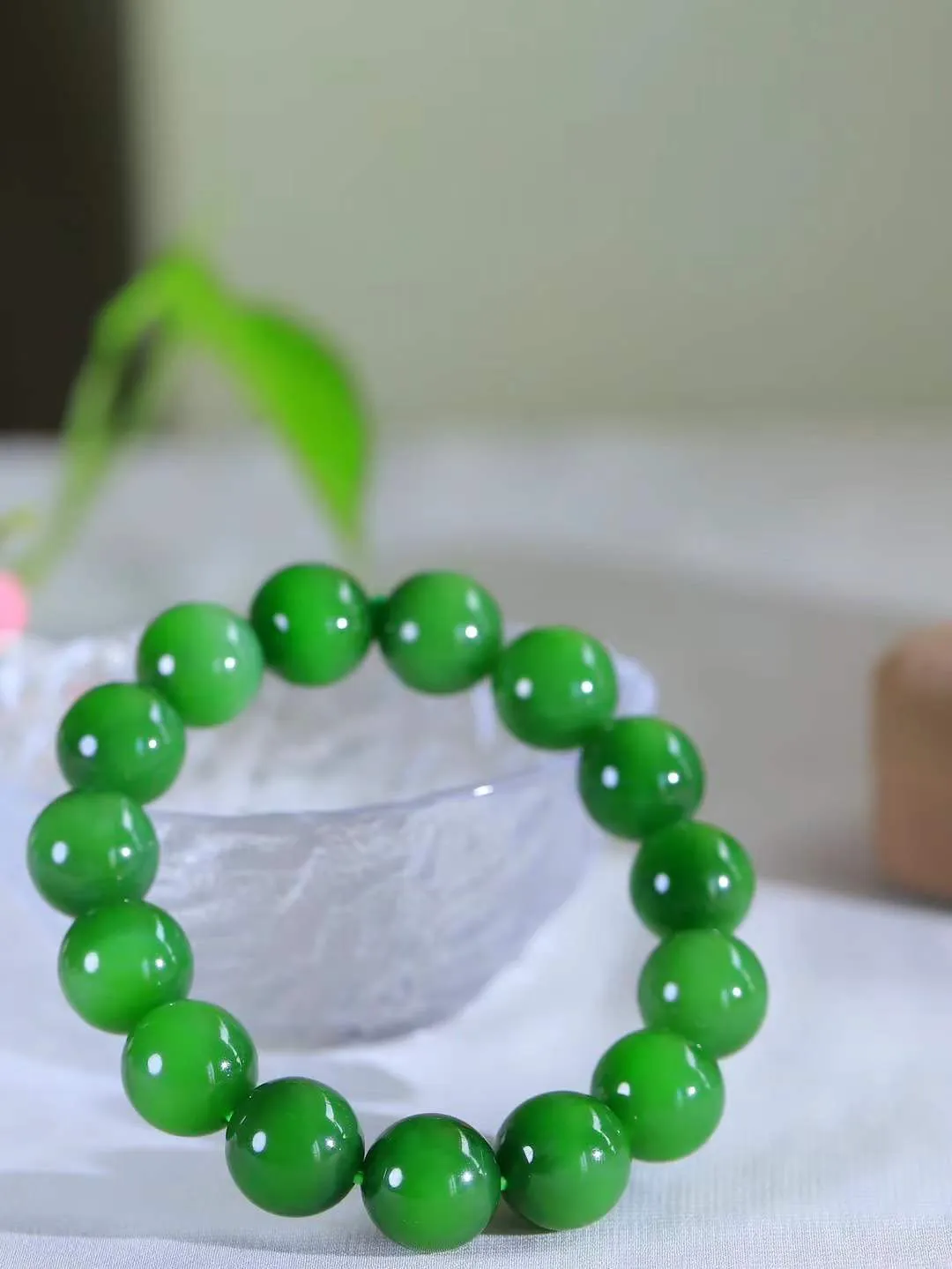 【珠圆玉润.手串】

精品和田玉碧玉微猫眼珠圆玉润手串 玉质温润细腻  整串打磨圆润，佩戴舒适。珠珠落玉盘，间关莺语花底滑，一生美好时光，无论身在何处，都有它相伴相守。事事顺遂，幸福美满，吉祥如意。重74克 尺寸取一14.8mm  FDA-11801933