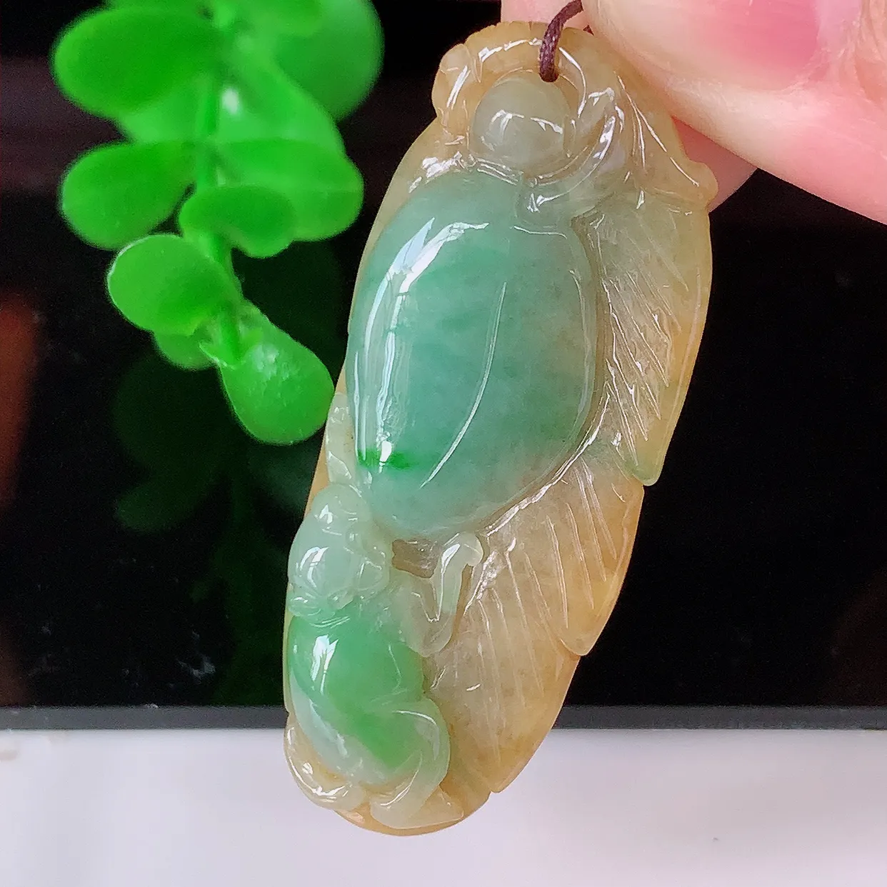 自然光实拍，冰润黄加绿翡翠生肖猴吊坠，种老水足，雕工精湛 ，寓意美好，佩戴时尚出众！#57.19