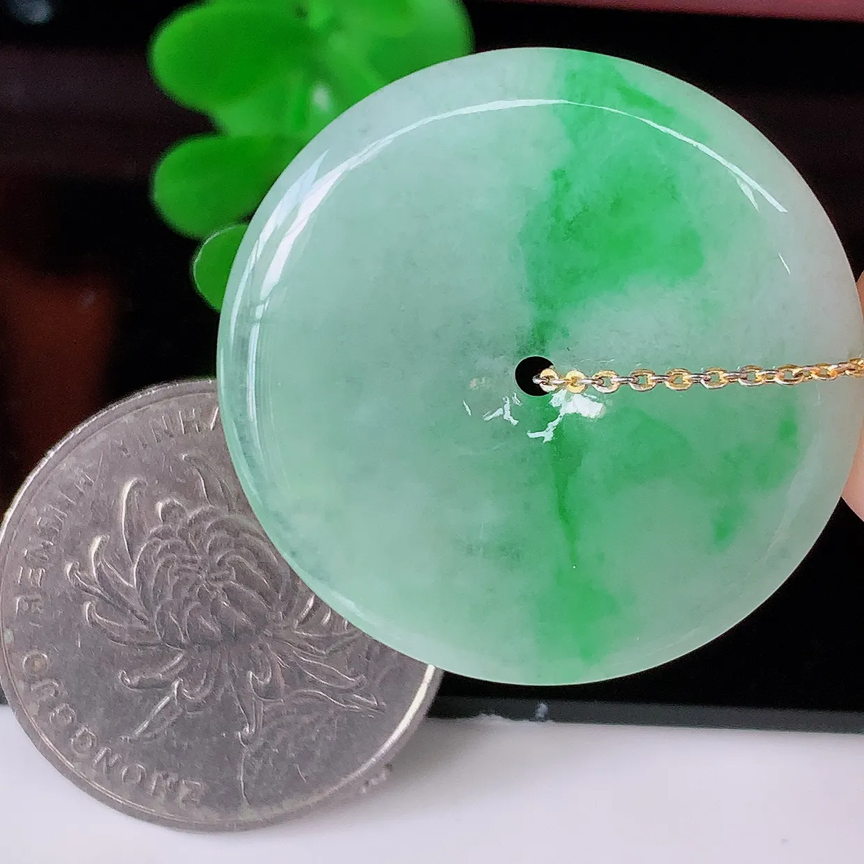 自然光实拍，冰种飘绿平安扣吊坠，翡翠平安扣，平安是福；冰透，很美的料子，平安扣佩戴优雅迷人！#05.19