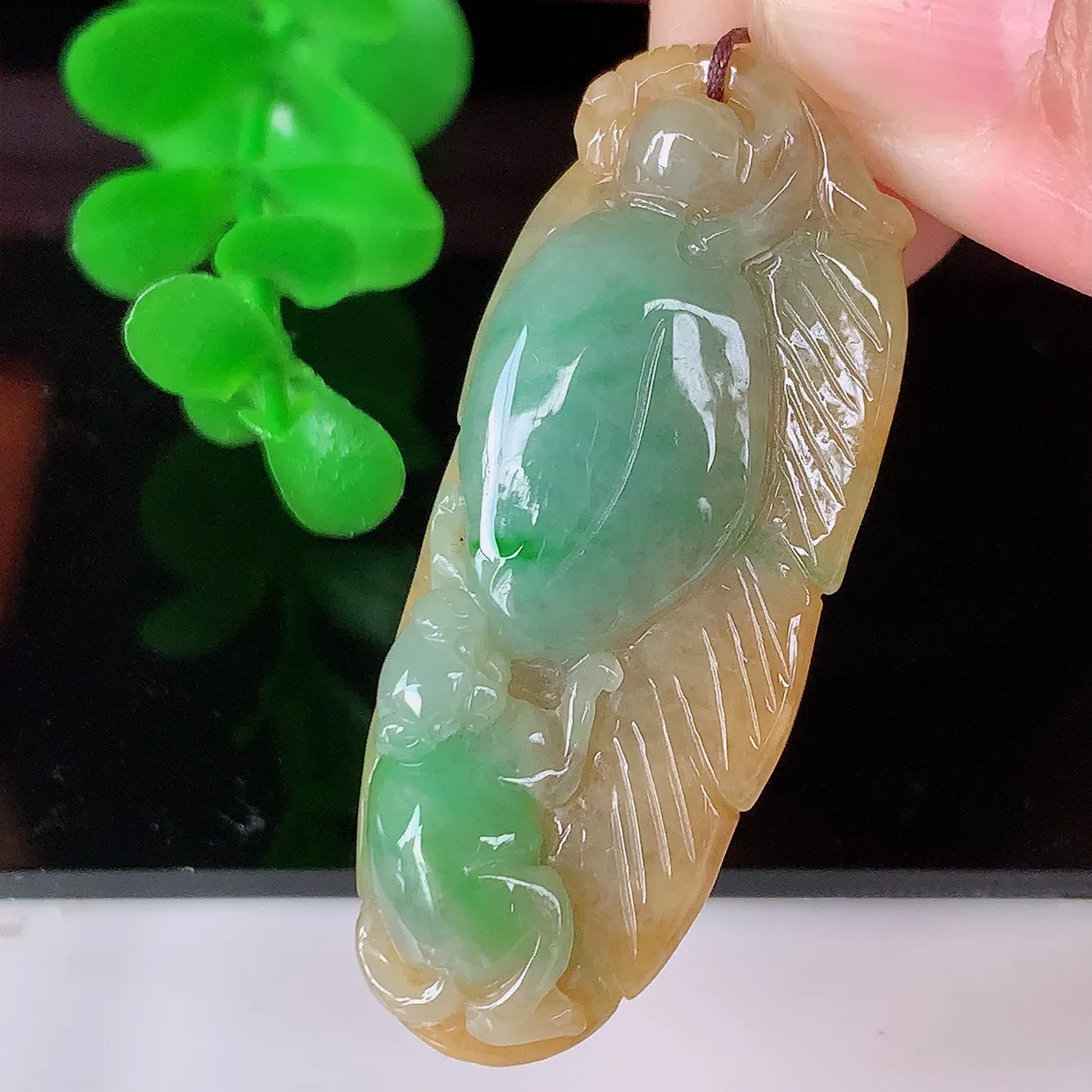 自然光实拍，冰润黄加绿翡翠生肖猴吊坠，种老水足，雕工精湛 ，寓意美好，佩戴时尚出众！#57.19