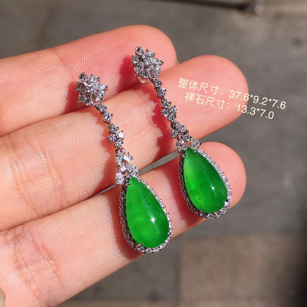 阳绿水滴耳坠，色泽均匀艳丽，玉质细腻，荧光感超
强，饱满圆润，气质满满。18k
金豪华镶嵌