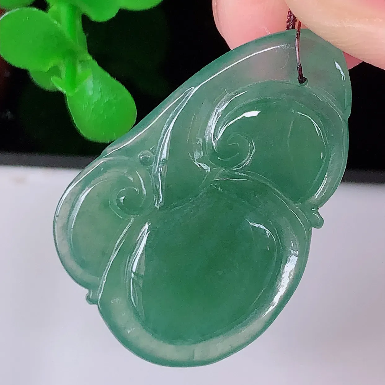 自然光实拍，冰种满色翡翠如意吊坠，翡翠如意，上身效果非常美，饱满大气，工艺美，万事如意，如意一生 #81.19