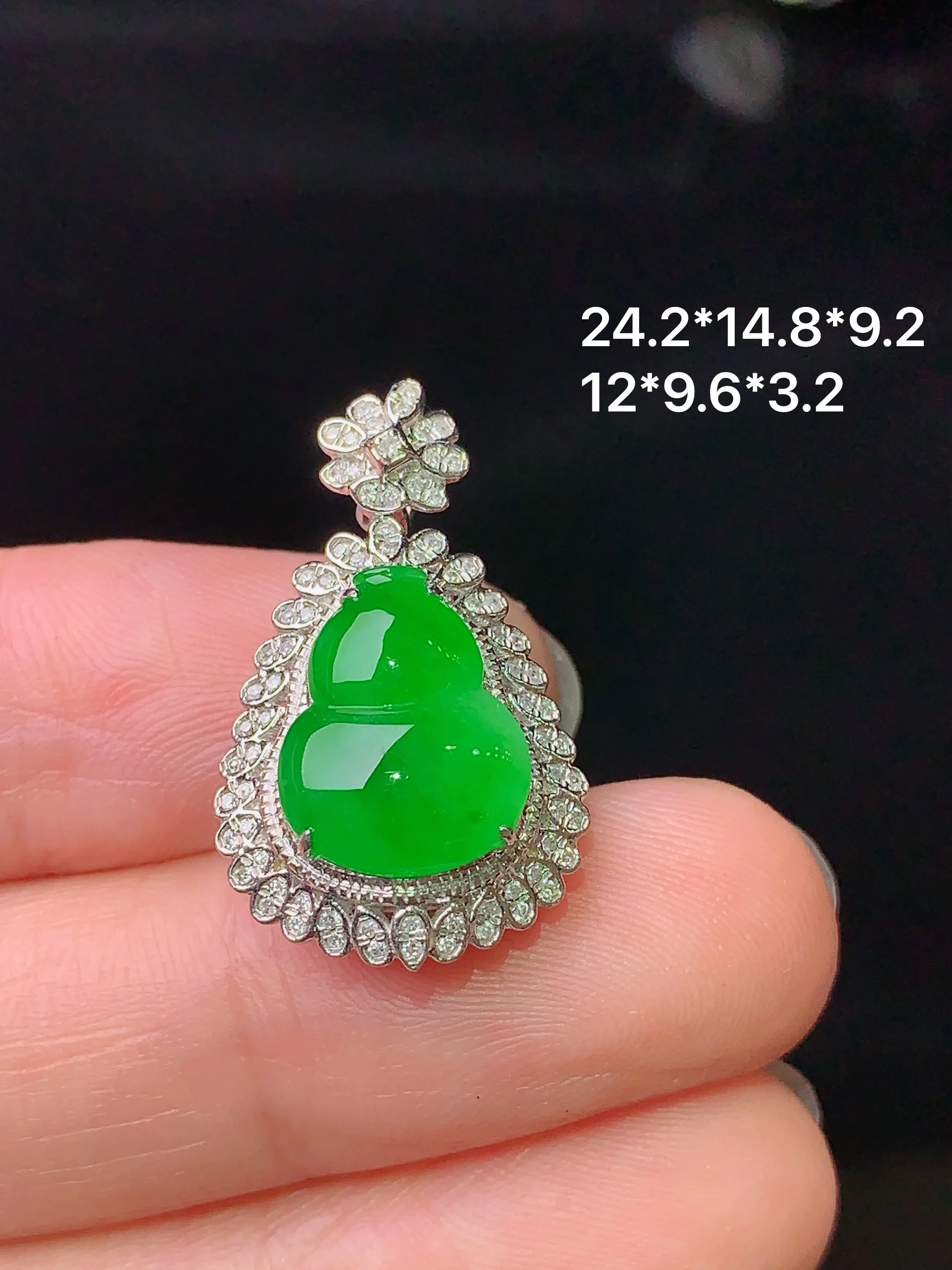18k金钻镶嵌满绿葫芦吊坠 玉质细腻 色泽清新艳丽 整体尺寸24.2*14.8*9.2