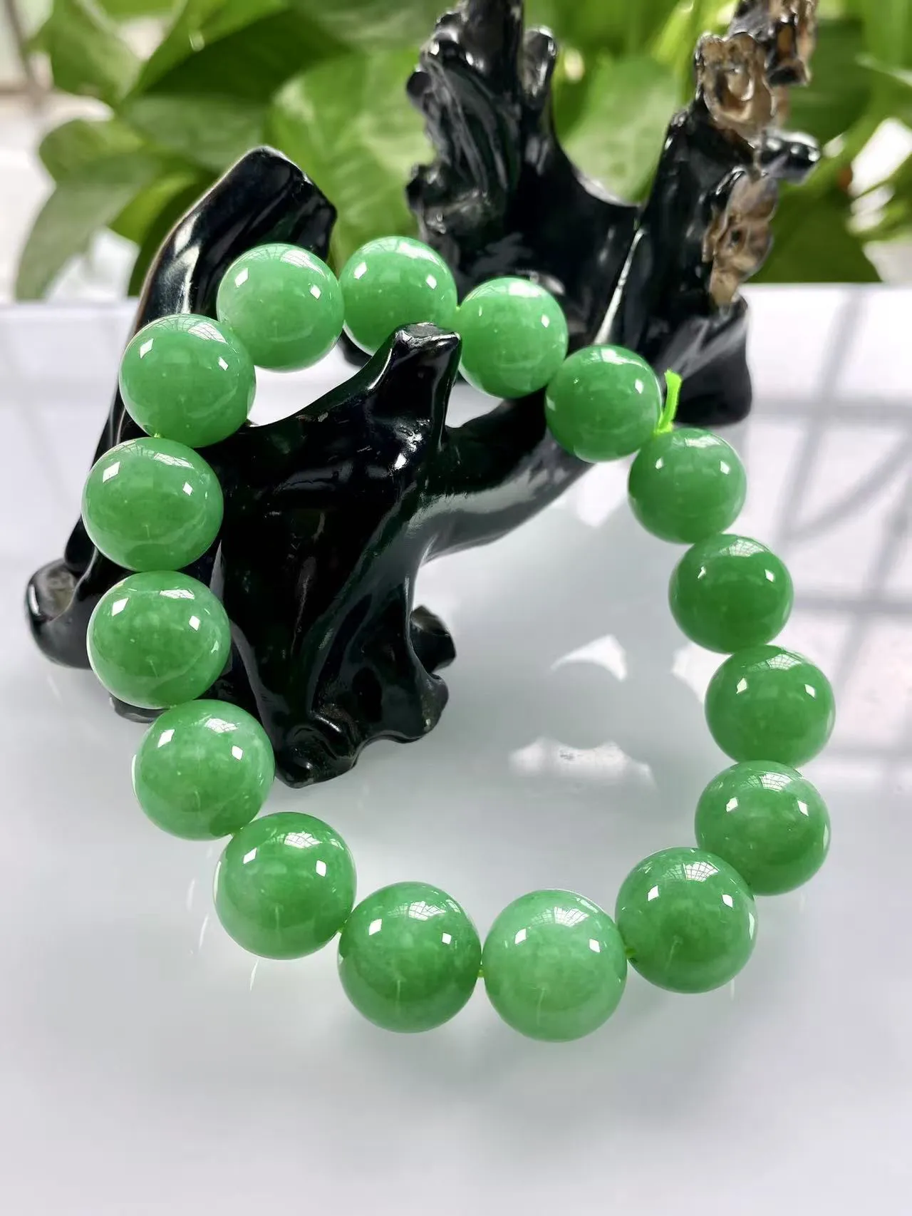 缅甸天然翡翠A货，卡13冰润满绿豆阳绿圆珠手串手链，尺寸：13mm/16颗，重量：60.65g