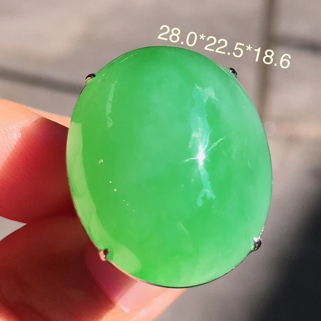 淡阳绿蛋面戒指，色泽均匀艳丽，玉质细腻，荧光感超
强，饱满圆润，气质满满。18k
金豪华镶嵌