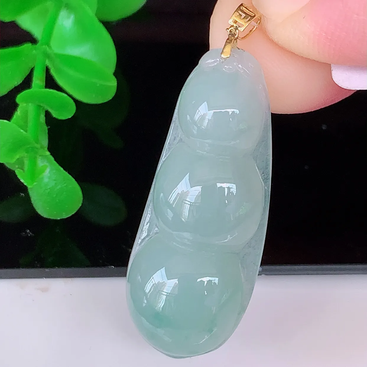 18K金镶嵌冰种飘花翡翠四季豆吊坠，平安豆福豆玉坠，冰润通透，豆粒饱满，寓意：豆蔻年华！#49.19