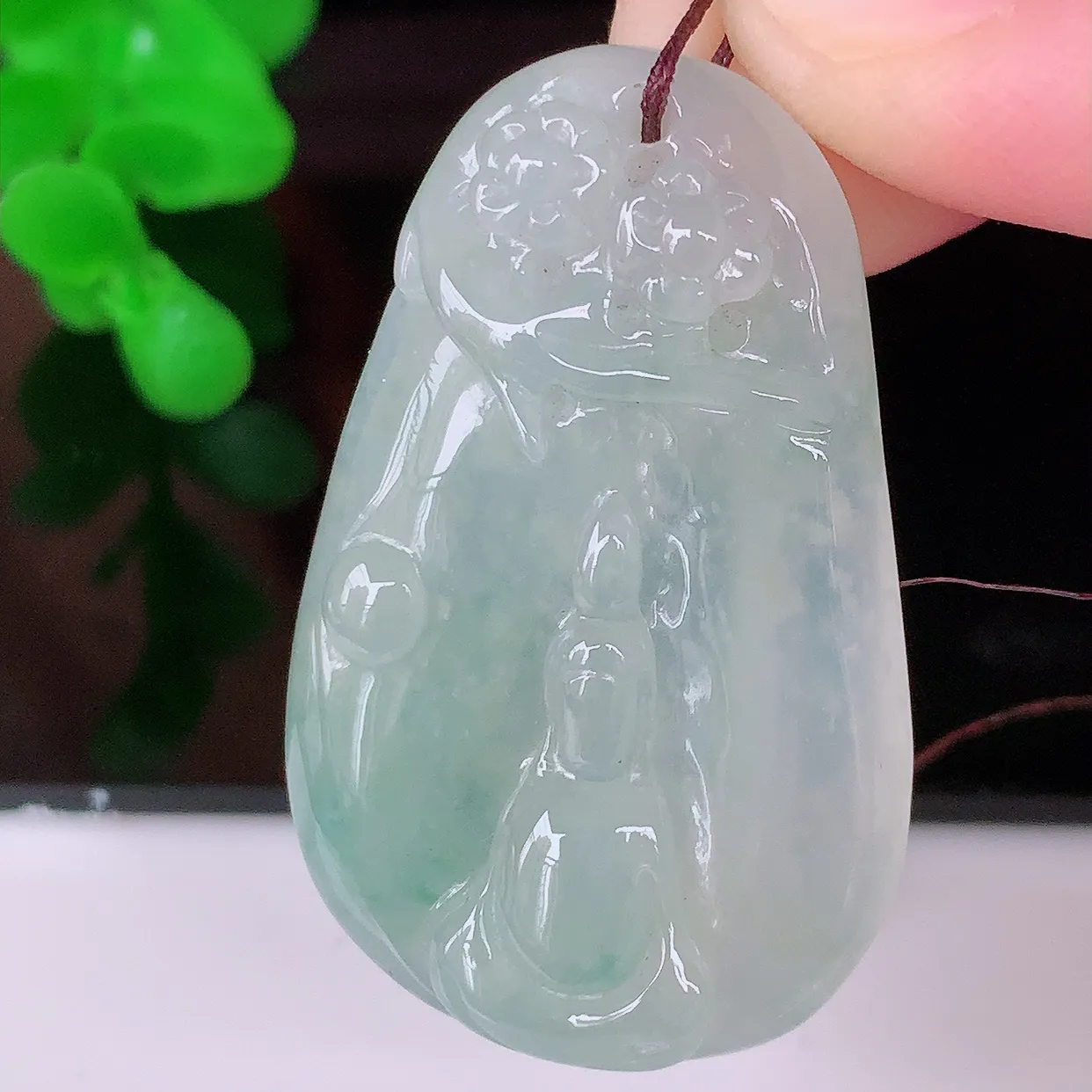 自然光实拍，冰种飘花无相观音吊坠，赐福翡翠观音，翠绿迷人，观音面相端庄，佩戴时尚出众！#41.19