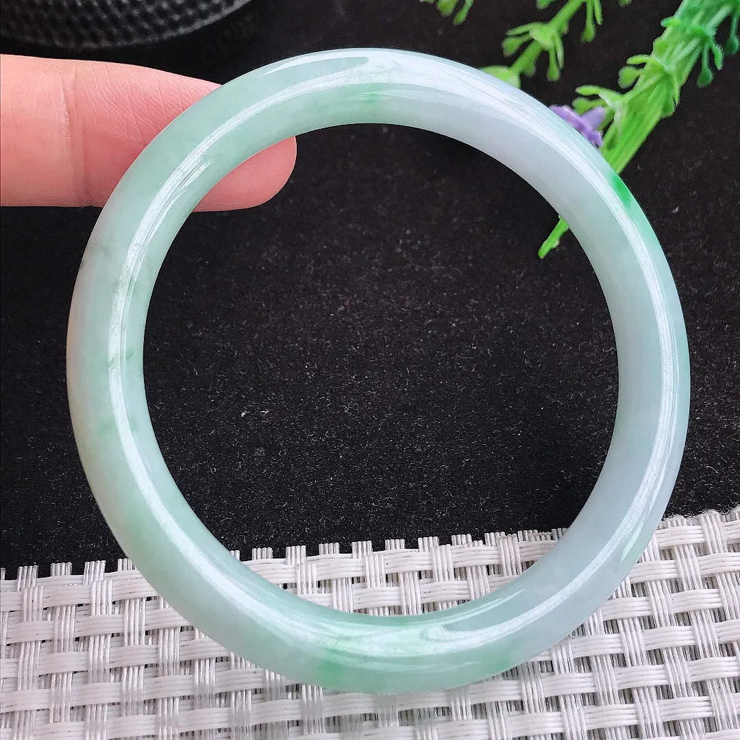 自然光56.5/7.7/8.2老坑精美冰润飘阳绿圆条手镯天然翡翠玉镯女款百搭