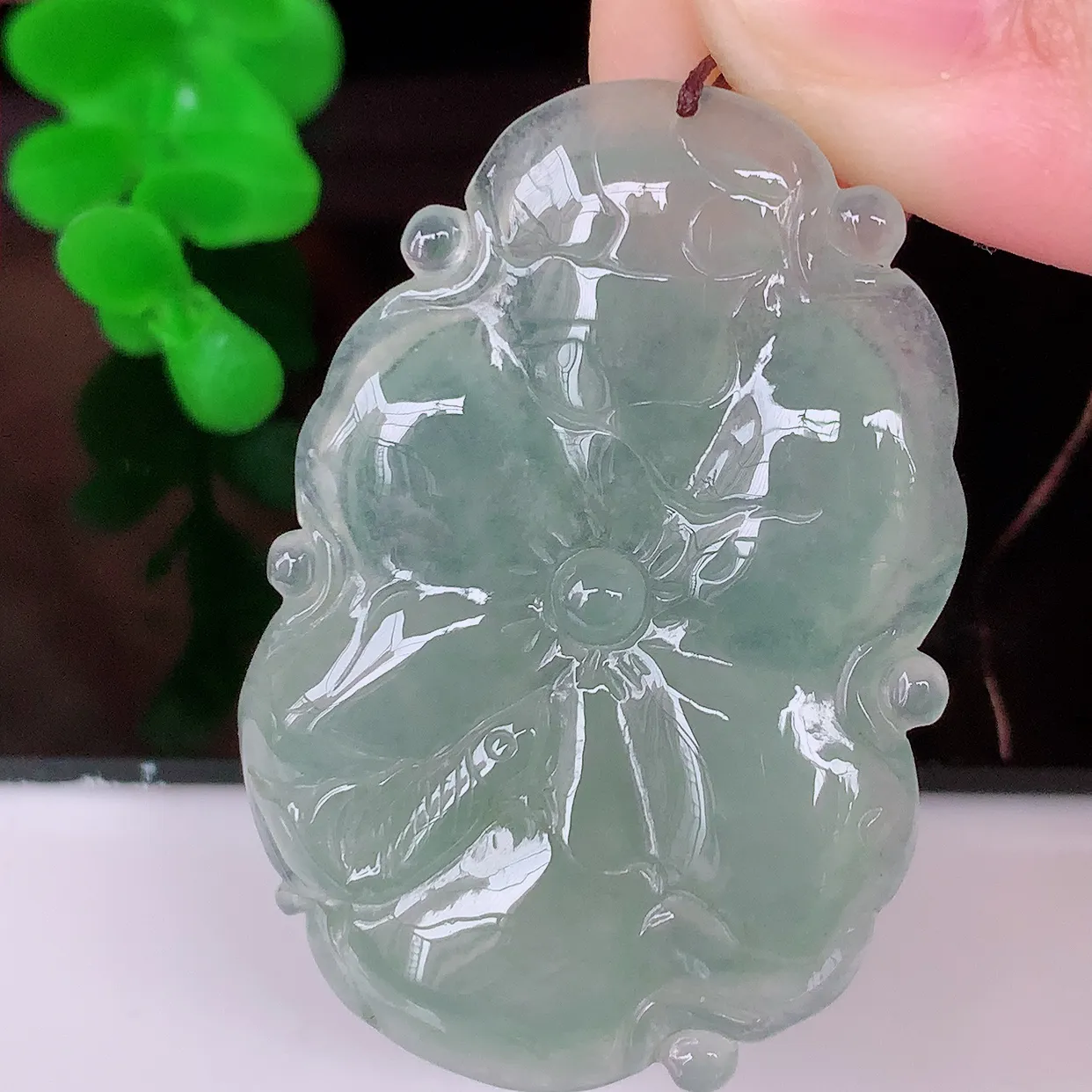 自然光实拍，冰种翡翠荷叶鱼、和和美美玉坠，财源广进，自然隐逸、荷本是素不着尘之物，有和美之寓意。#4