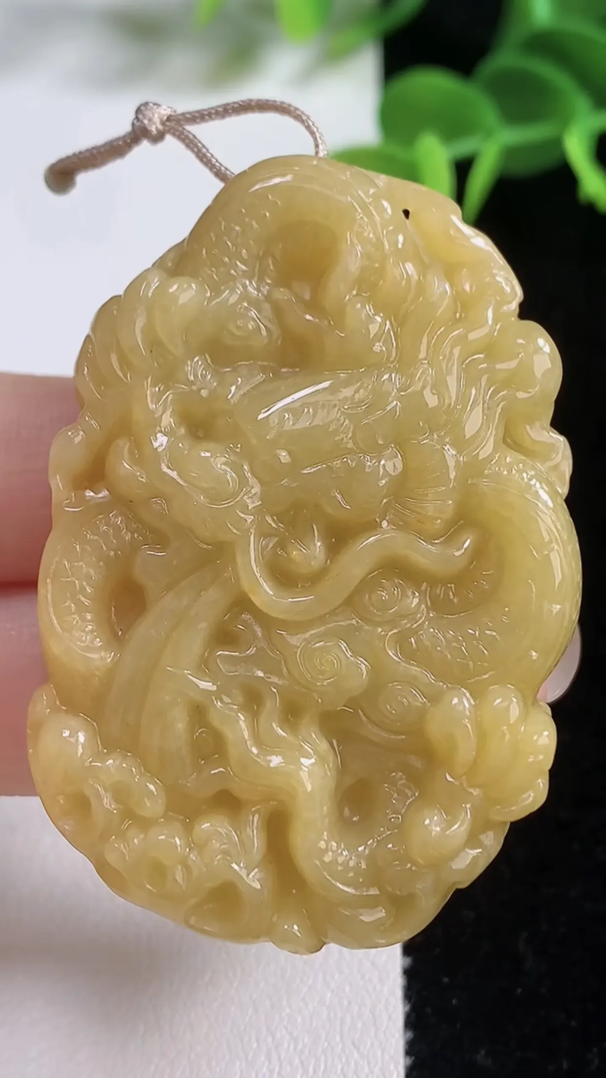 缅甸天然翡翠a货 老坑料起胶冰润 黄翡双面雕工 霸气龙牌吊坠  生肖龙挂件  尺寸52.6-35.3-10.3mm  y 41.91