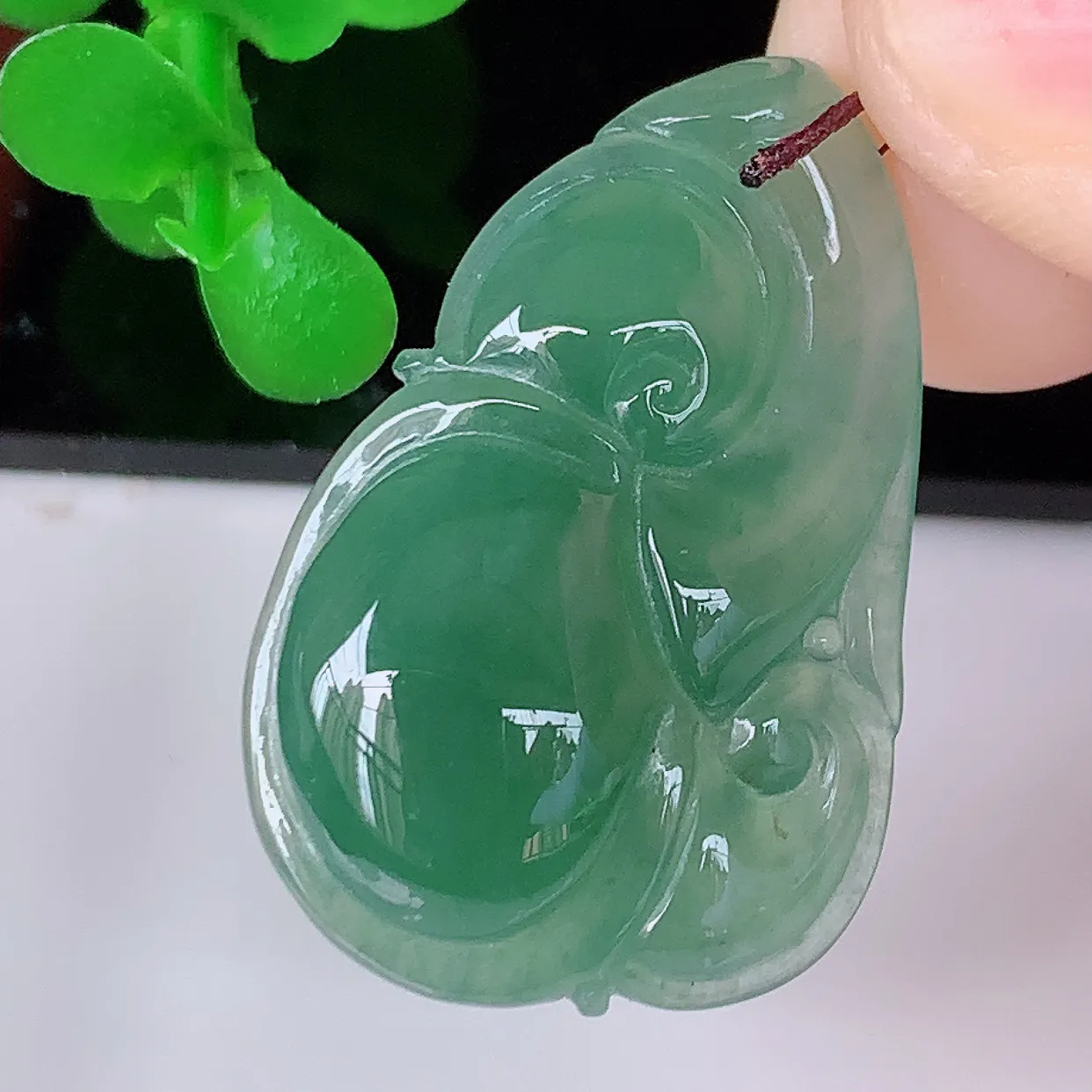 自然光实拍，冰种满色翡翠如意吊坠，翡翠如意，上身效果非常美，饱满大气，工艺美，万事如意，如意一生 #81.19