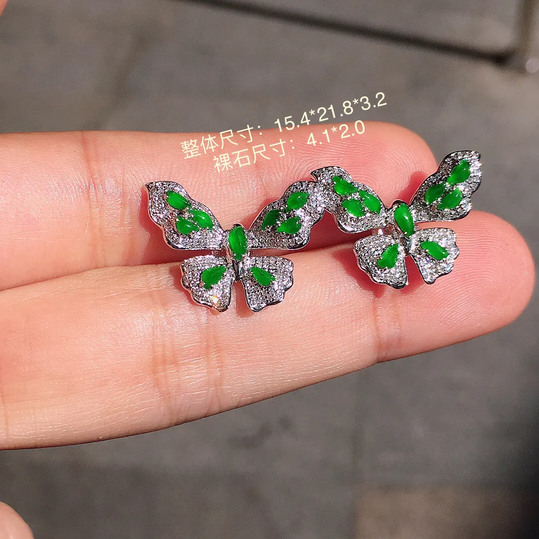 阳绿蝴蝶耳钉，色泽均匀艳丽，玉质细腻，荧光感超
强，饱满圆润，气质满满。18k
金豪华镶嵌