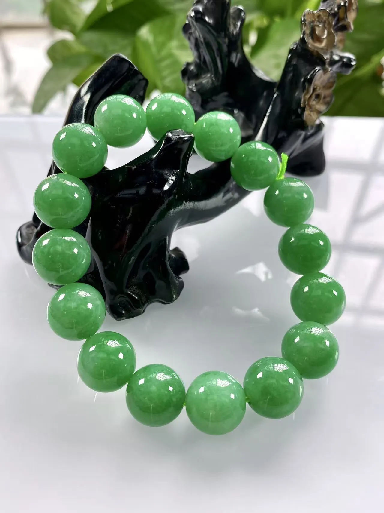 缅甸天然翡翠A货，卡13冰润满绿豆阳绿圆珠手串手链，尺寸：13mm/16颗，重量：60.65g