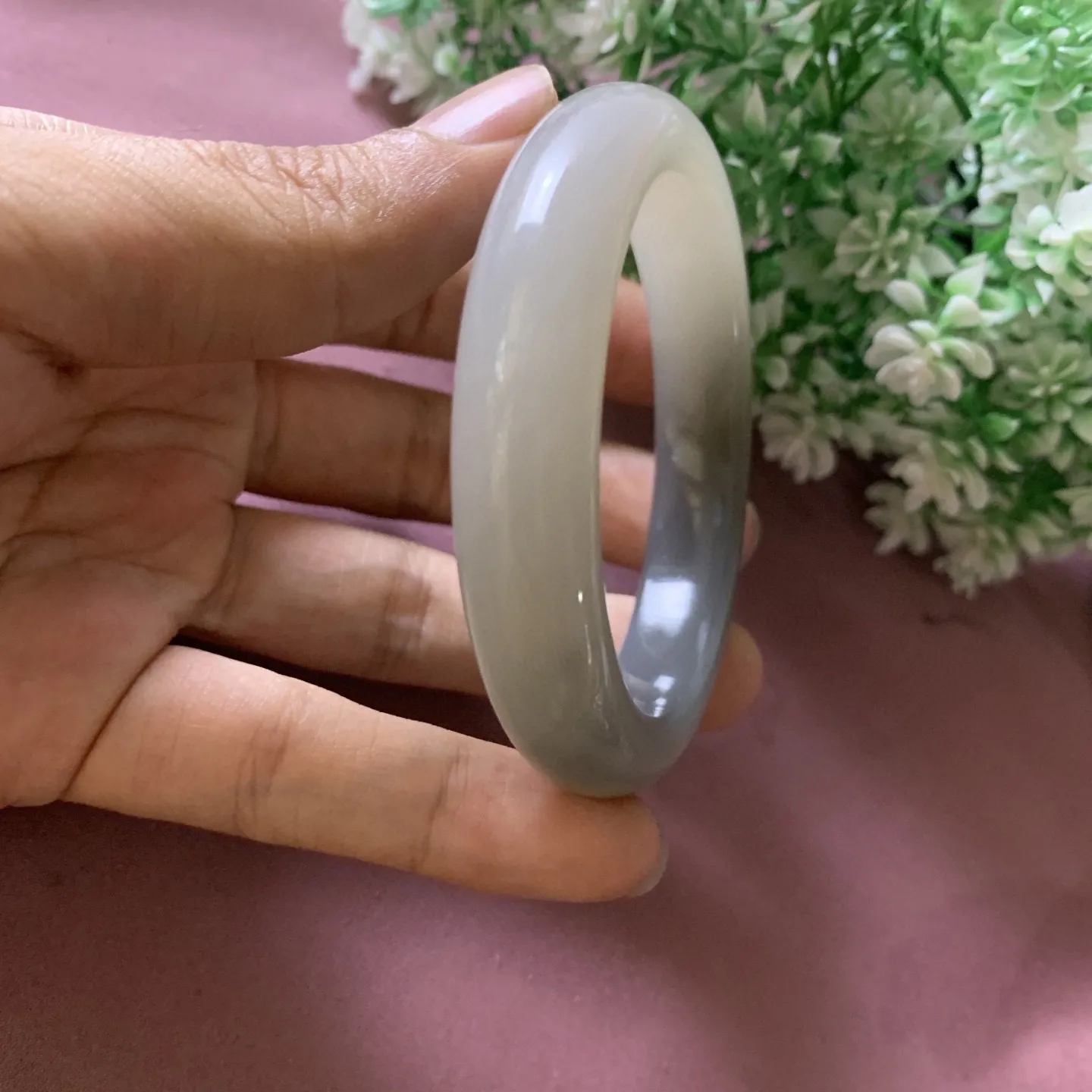 和田玉57圈口白加紫手镯！圈口57宽12.5左右，玉质细腻油润 底色纯净 无裂无杂 脂粉好，品质好，佩戴端庄典雅，低调含蓄