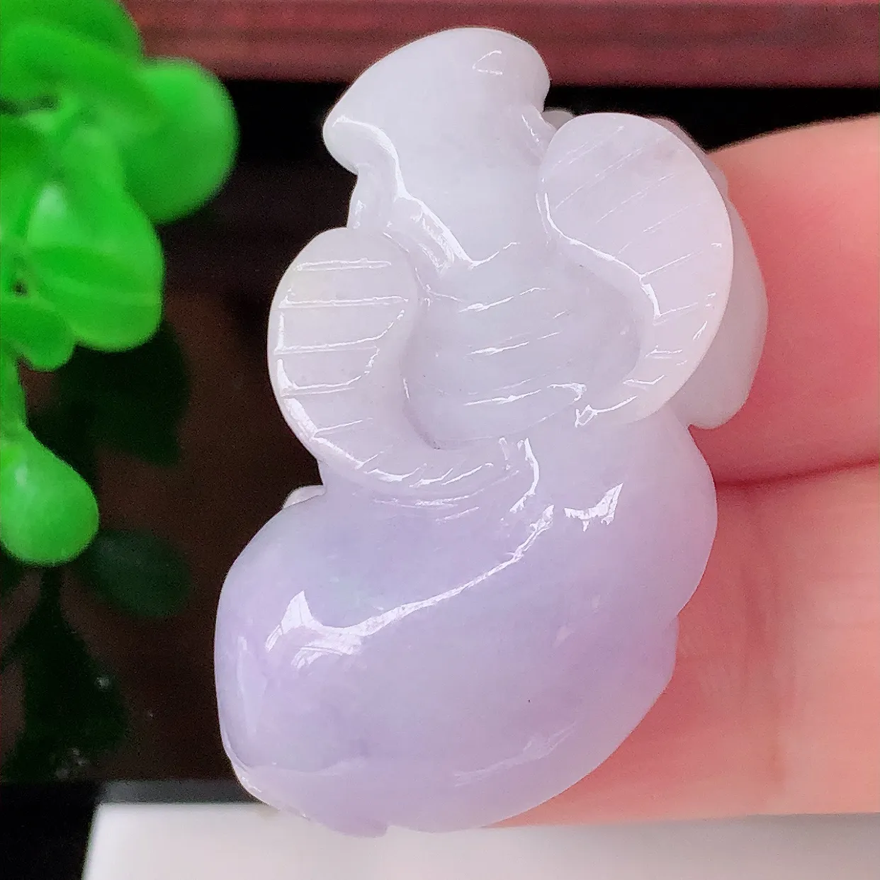 自然光实拍，冰润紫罗兰翡翠生肖牛气冲天吊坠，种老水足，雕工精湛 ，寓意美好，佩戴时尚出众！#41.1