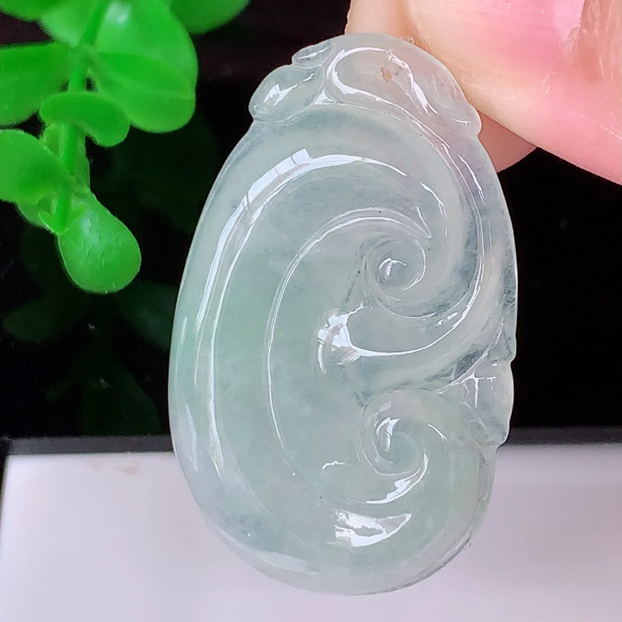 自然光实拍，冰种飘绿翡翠如意吊坠，翡翠如意，上身效果非常美，饱满大气，工艺美，万事如意，如意一生 #49.19