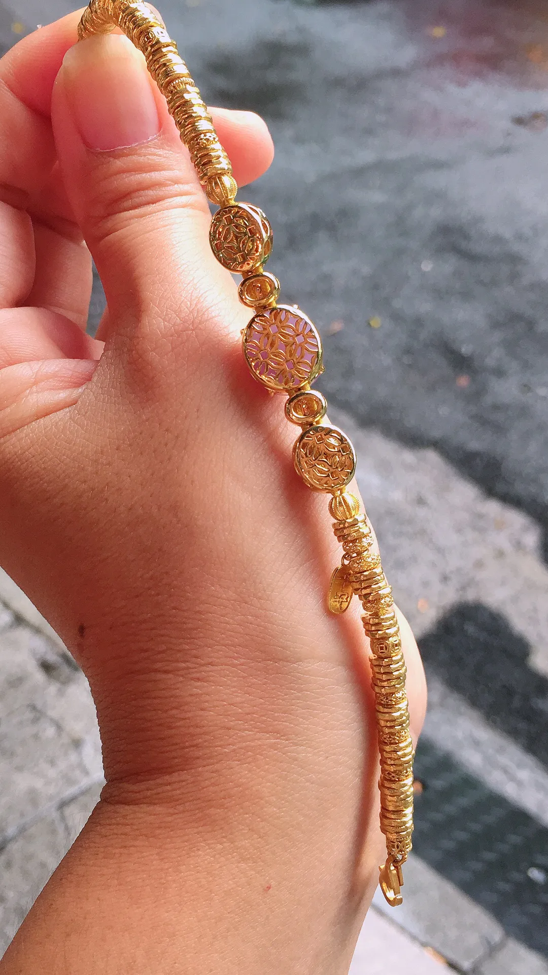 紫罗兰蛋面手链，色泽均匀艳丽，玉质细腻，荧光感超
强，饱满圆润，气质满满。18k
金豪华镶嵌
