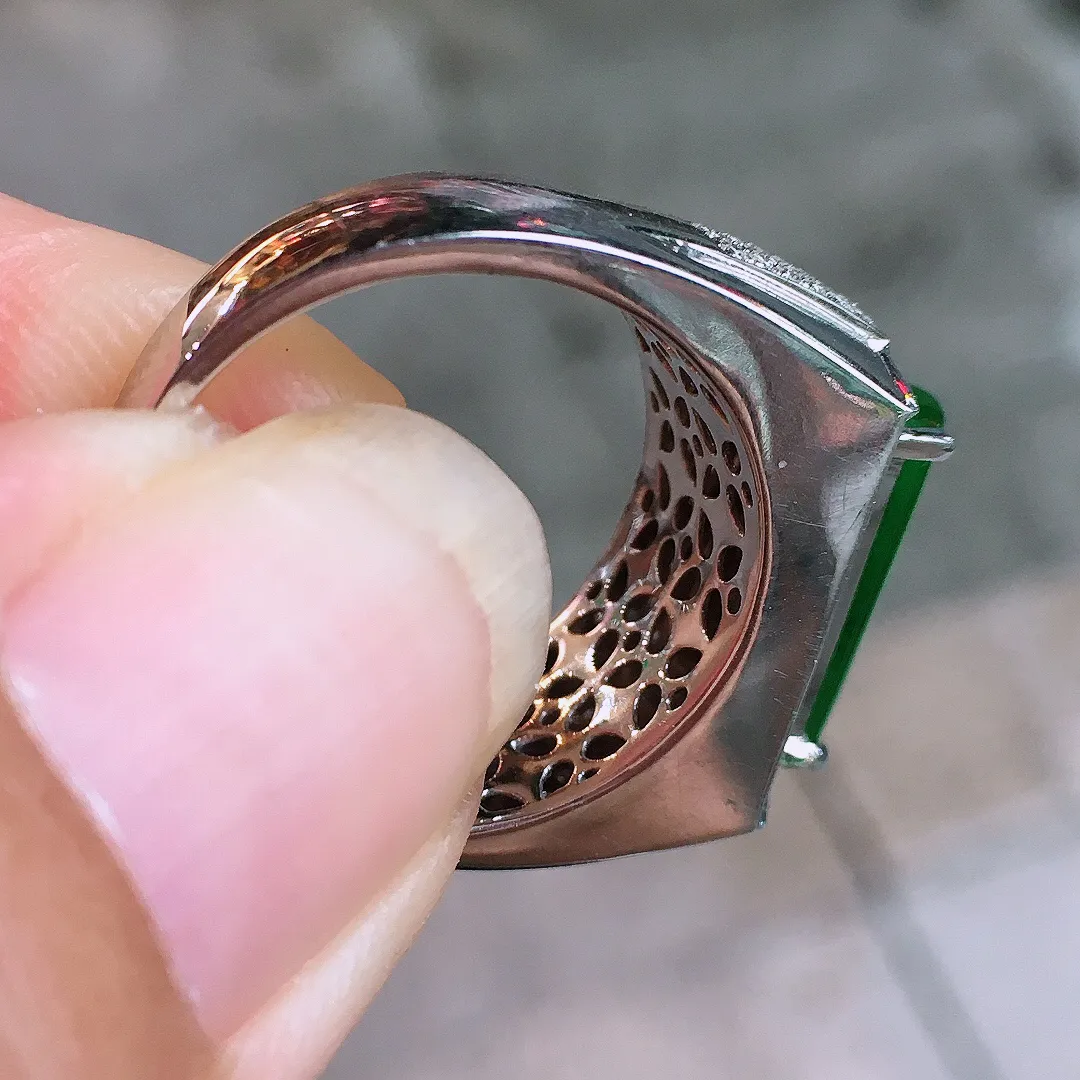 阳绿马鞍戒指，色泽均匀艳丽，玉质细腻，荧光感超
强，饱满圆润，气质满满。18k
金豪华镶嵌