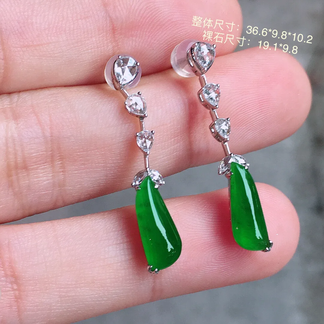 满绿随形耳坠，色泽均匀浓郁，玉质细腻，荧光感超
强，饱满圆润，气质满满。18k
金豪华镶嵌