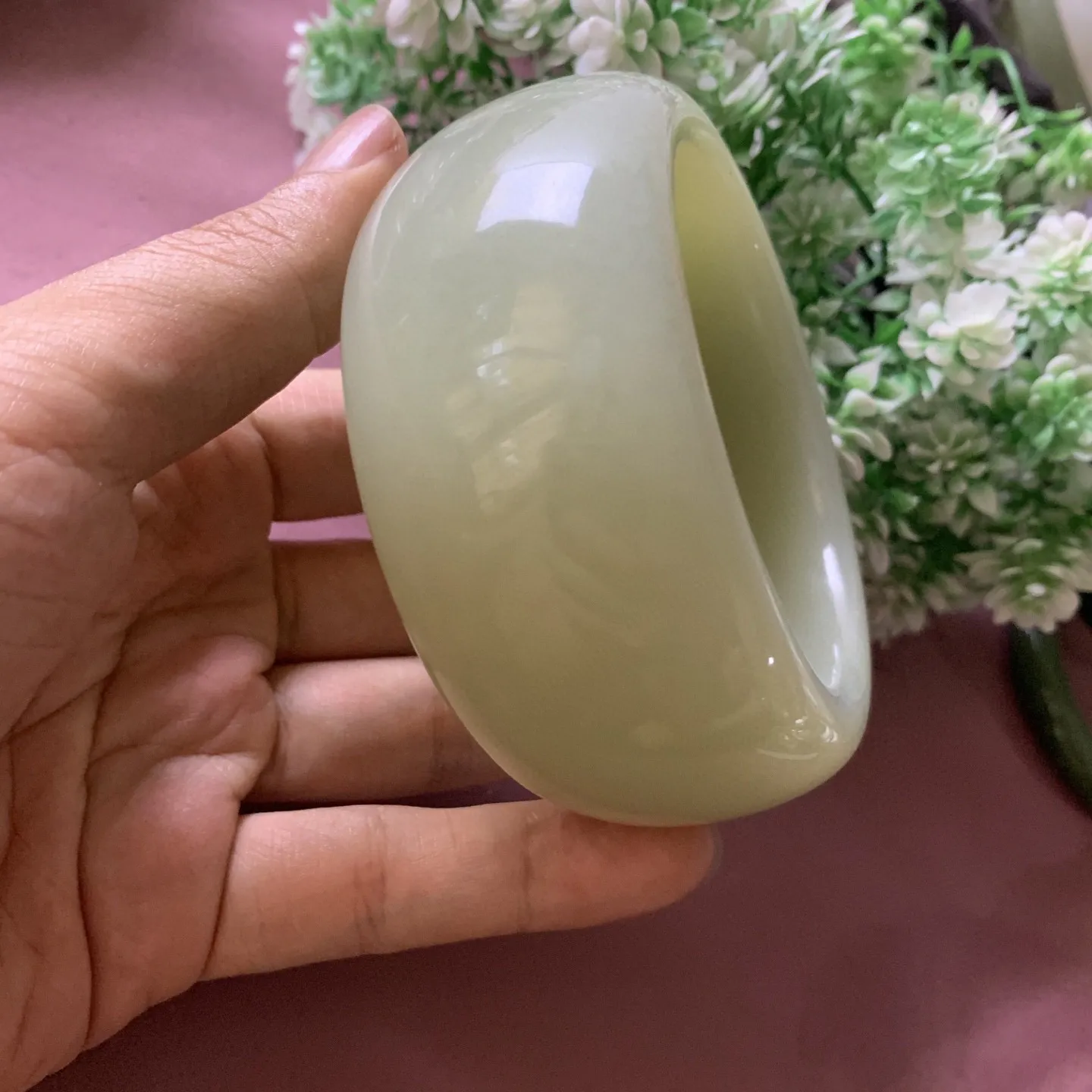 和田玉62圈口且末料宽版手镯！玉质细腻油润 底色纯净 无裂无杂 脂粉好，品质好，佩戴端庄典雅，低调含蓄