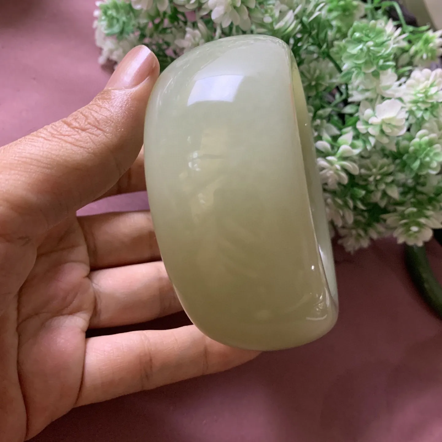和田玉62圈口且末料宽版手镯！玉质细腻油润 底色纯净 无裂无杂 脂粉好，品质好，佩戴端庄典雅，低调含蓄