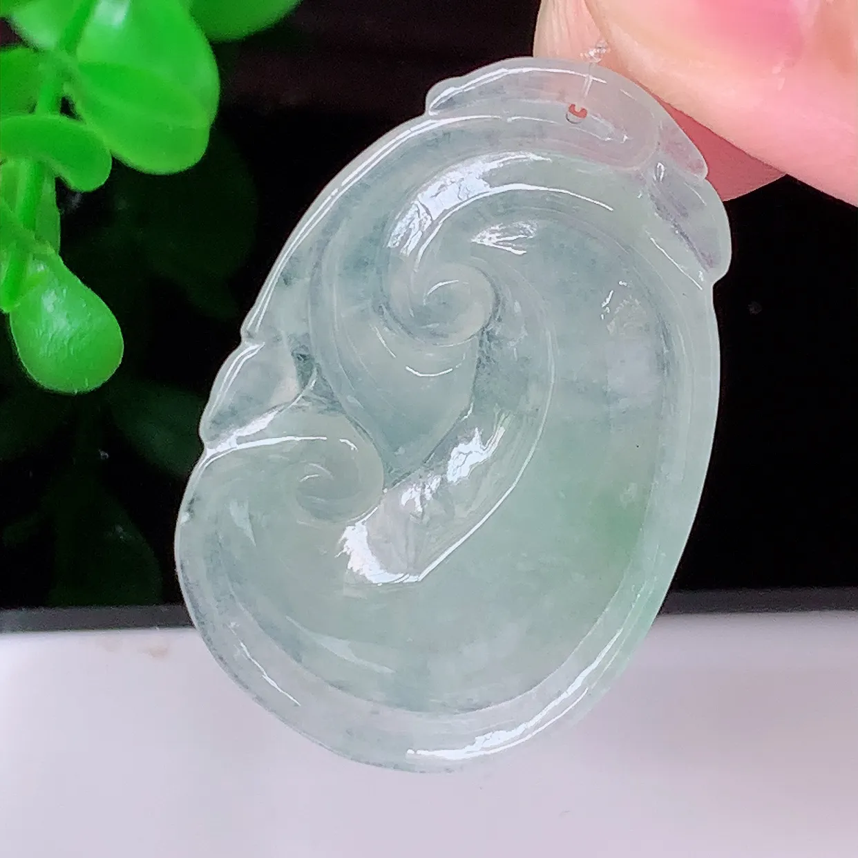 自然光实拍，冰种飘绿翡翠如意吊坠，翡翠如意，上身效果非常美，饱满大气，工艺美，万事如意，如意一生 #49.19